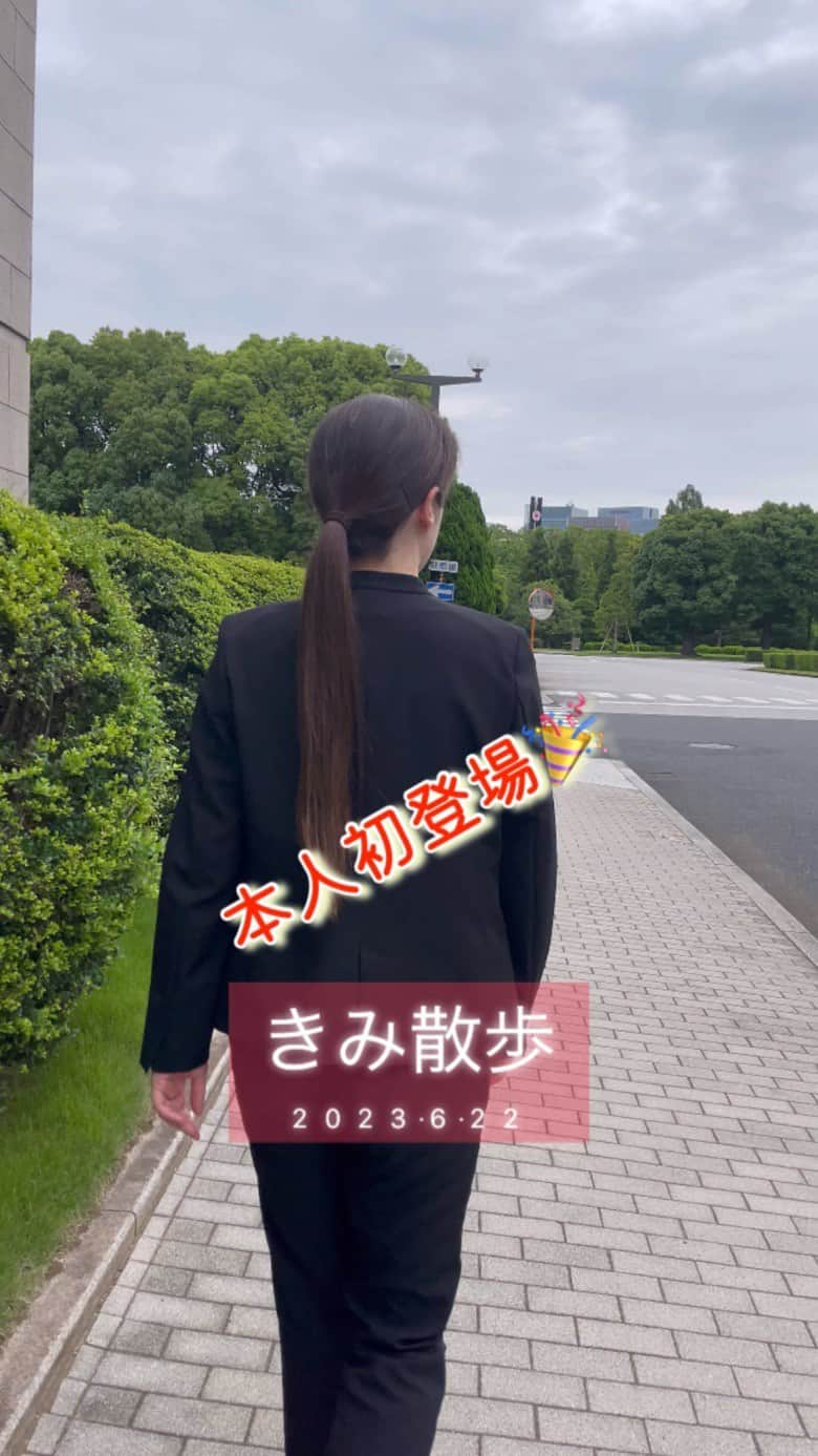 小野田紀美のインスタグラム：「きみ散歩☺️本人初登場🎉  通常国会閉会の翌日、皆様へのメッセージ動画(6月22日投稿)を撮影する場所を探しながら国会の前庭をお散歩しました。 5分越えの長い動画ですが、お時間のある方はぜひご一緒にお散歩気分を味わってください☺️ (事務所スタッフM) #きみ散歩  #国会議事堂 #都道府県の木  #自民党 #岡山県 #参議院 #小野田紀美 #小野田きみ #おのだきみ #日本を守り抜く #約束」