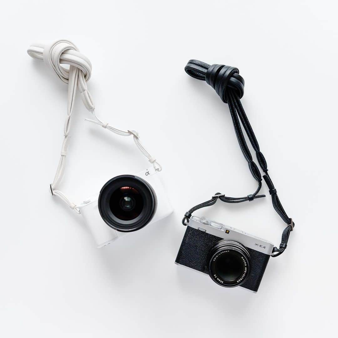 市川渚のインスタグラム：「objcts.io @objcts.io と開発中のカメラストラップ📷 先日2ndサンプル製作を行うべく、土屋鞄の工房へお邪魔してきました（objcts.ioは土屋鞄傘下なのだ）。  1stサンプルはプロトタイプ感が強いものでしたが（5つほど前の投稿を見てみてくださいな）私が突きつける無理難題をobjcts.ioデザイナーのつのさん @satoshi_tsunomori_objcts.io と土屋鞄の大川さんが試行錯誤の上、華麗に解決してくれ、かなり良い感じに仕上がってきています😌🫶  ストラップの太さは15mm、18mm、20mmの中から検討中なのですが、個人的には結んで短く使える良さと、見た目のスマートさが好きで俄然15mmかなーと思っている。2ndサンプルから芯材をクッション性の高めのものに変えてもらったので、レザーストラップとしては細めだけど柔らかく食いこみも気にならない（いまのところ）。  長いストラップを結んで短くして使うと、バッグと一緒に肩にかけて持った時、ちょうどバッグの上にカメラが来るので持ちやすいし、カメラが無駄にブラブラしなくて安全なのでする。  ここから再びこれらの2ndサンプルを使い込んでみて、フィードバックをさせていただき、細かな点のブラッシュアップを3rdサンプルで行ない、最終の仕様を決定していくぜ〜  なお、発売は今年秋くらいの予定！ウェイトリストへの登録がまだの方は下記からぜひっ  https://objcts.io/pages/co-prototyping-with-nagisa-ichikawa」