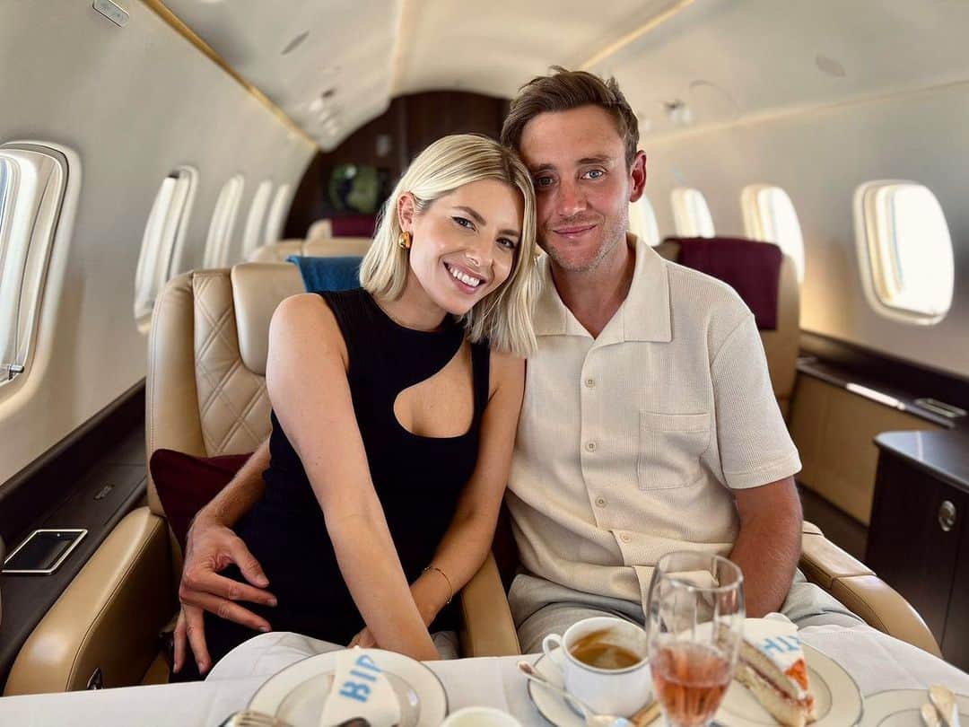 Mollie Kingのインスタグラム：「Mum and Dad’s first weekend away! ❤️   We were lucky enough to get away for a couple of nights to beautiful Ibiza for our friend’s wonderful birthday recently. It was certainly a strange feeling being away from our little Annabella, and I won’t pretend that we weren’t talking about her a lot of the weekend 🤣 But it was such a fun weekend and really refreshing to get a moment to ourselves and enjoy some time as a couple again! Turns out we can talk about things other than just nappies and nap schedules the whole time 🤣」