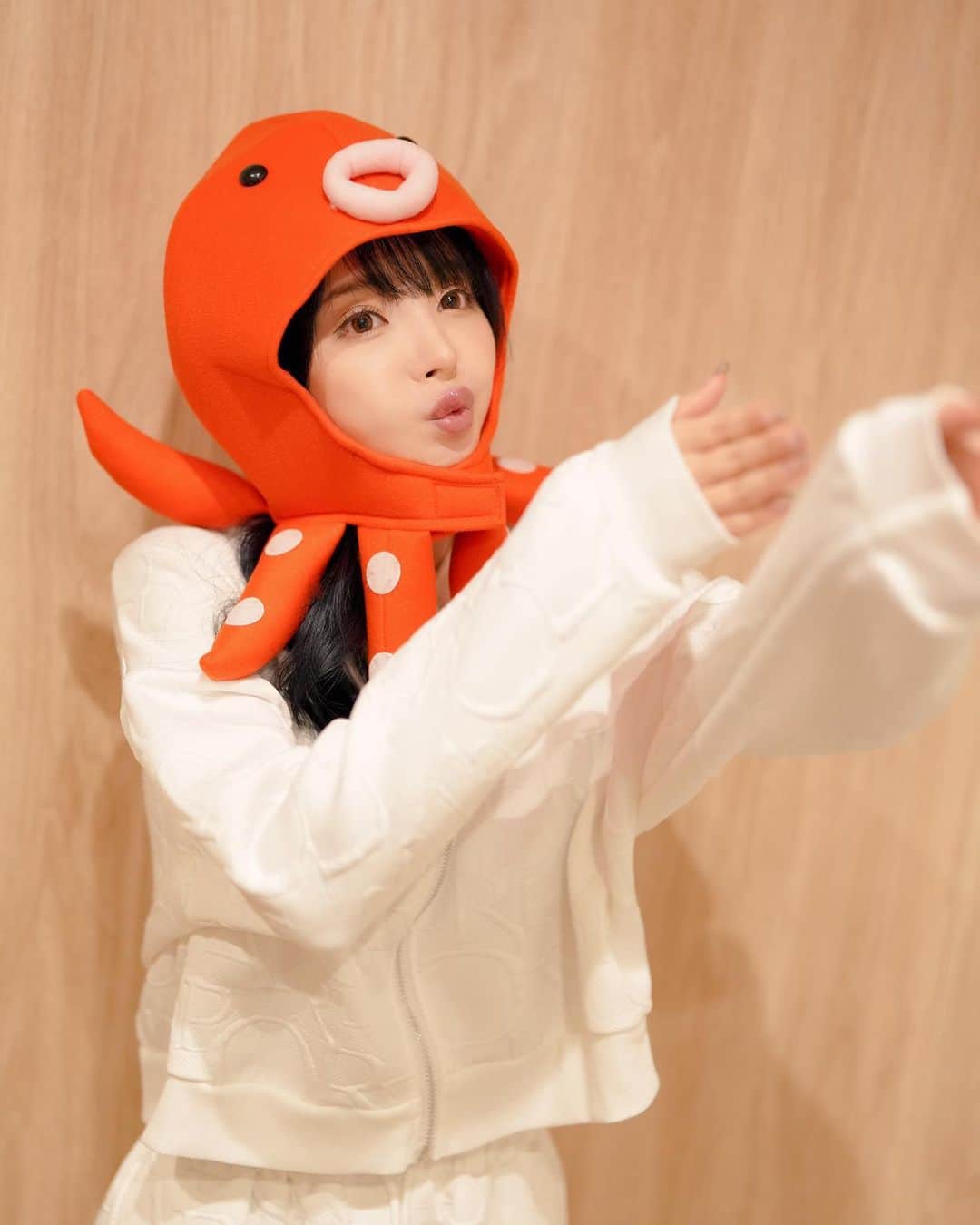 桃乃木かなさんのインスタグラム写真 - (桃乃木かなInstagram)「オフショット〜🐙  いつのまにかカニになってた🦀 (どんな作品？)  #撮影」6月30日 17時19分 - kana_momonogi
