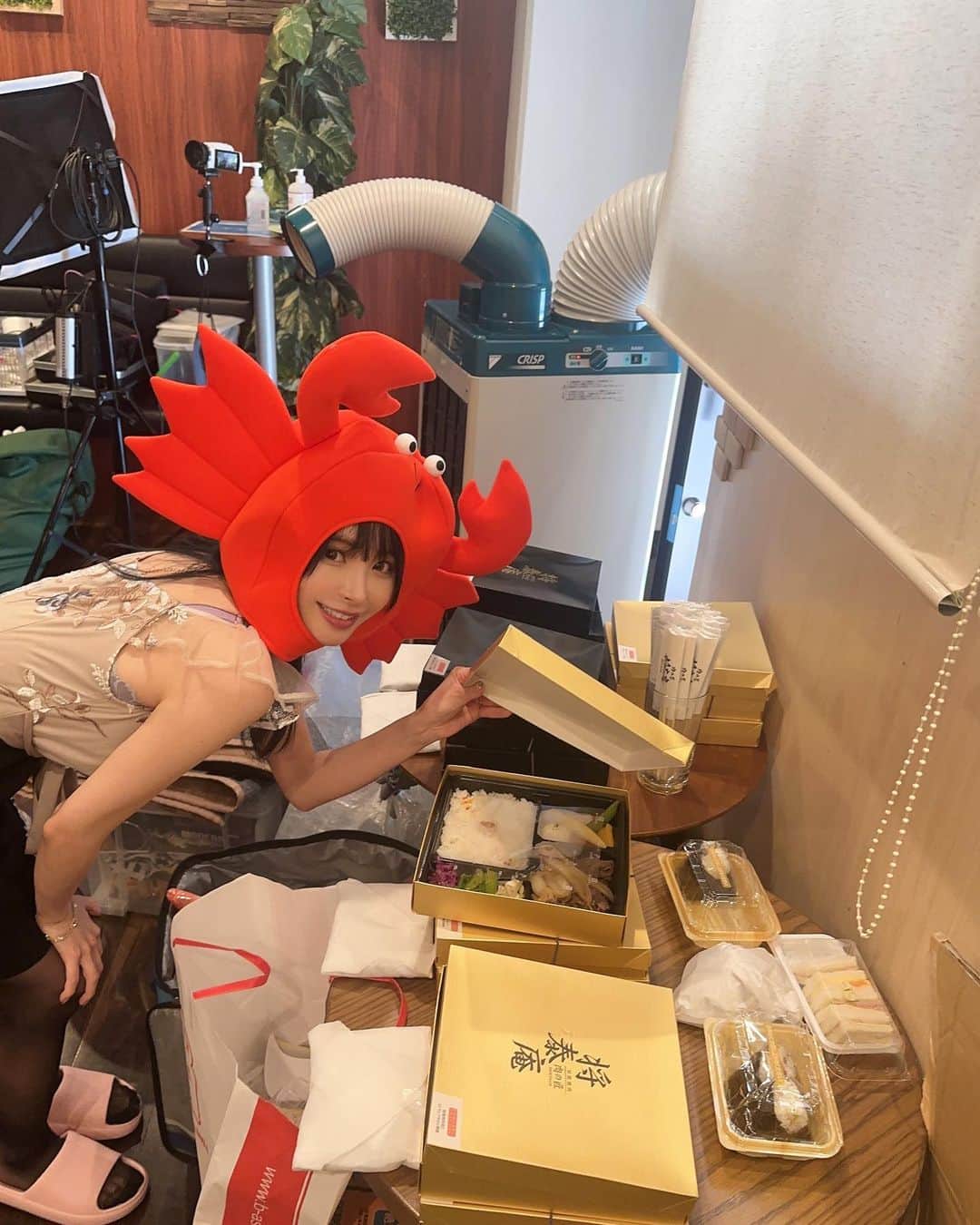 桃乃木かなさんのインスタグラム写真 - (桃乃木かなInstagram)「オフショット〜🐙  いつのまにかカニになってた🦀 (どんな作品？)  #撮影」6月30日 17時19分 - kana_momonogi