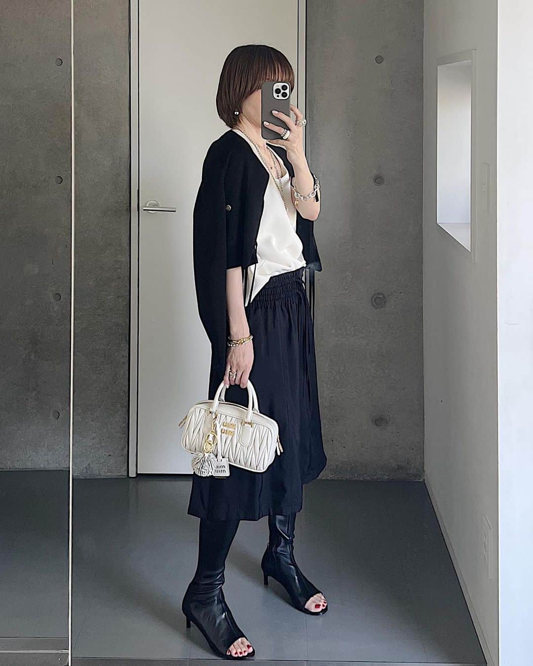 chieko6さんのインスタグラム写真 - (chieko6Instagram)「@miumiu のブーツお気に入り。 タテヨコ比がツボのバッグもかわいいな。  𝗖𝗛𝗜𝗘𝗞𝗢⁺ 7/1 sat 21:00即納販売」6月30日 17時20分 - chieko6