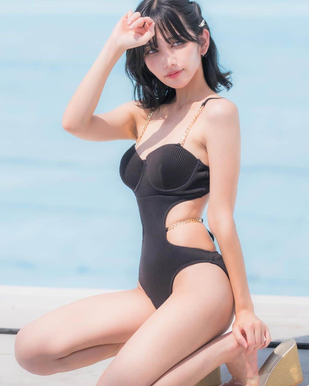 夏目まどかのインスタグラム：「君が好きな色や匂いが いつか消えてしまわぬように  #me #水着 #swimwear #プール #グラビア #sexy #黒髪 #black #animegirl」