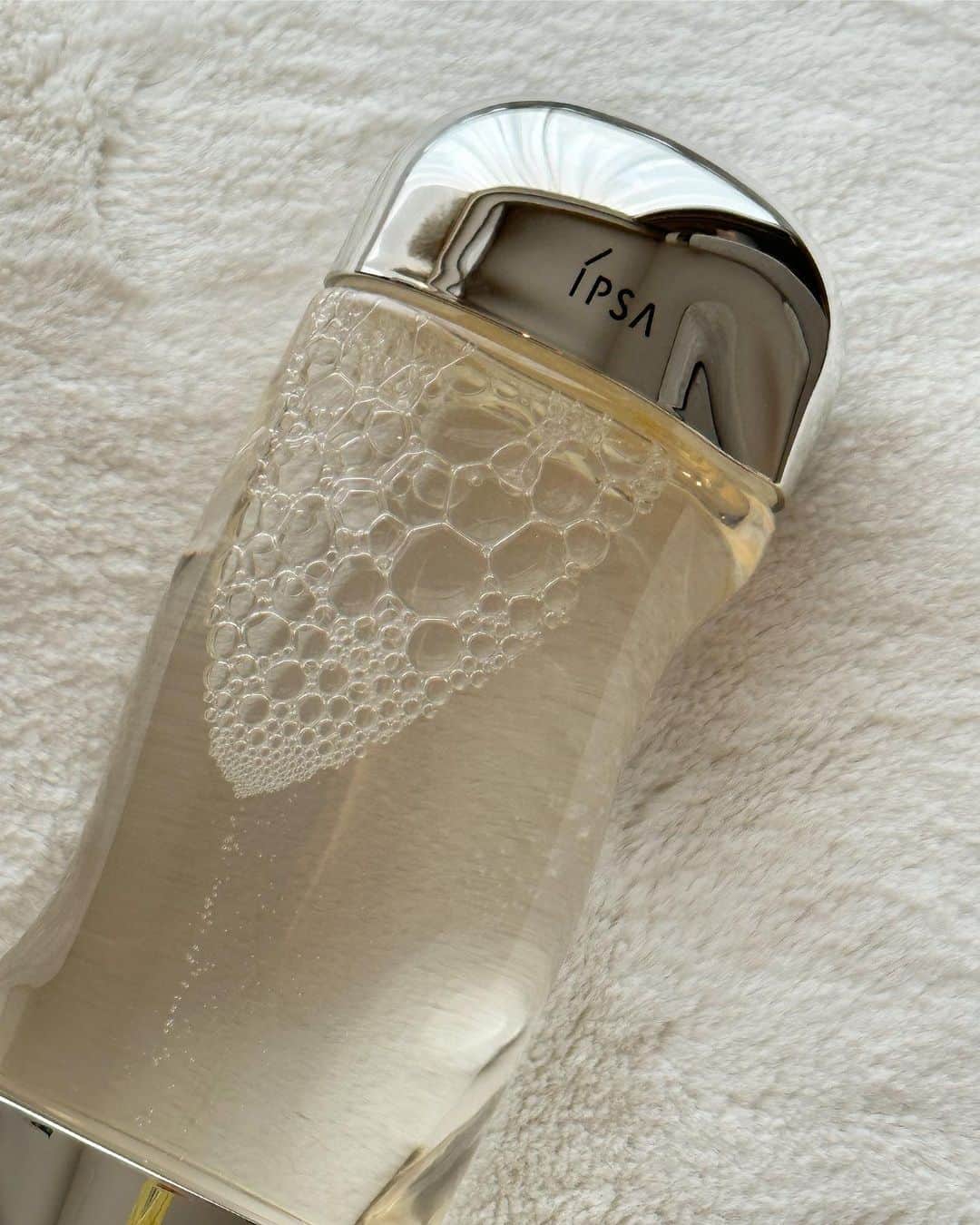 宮所舞のインスタグラム：「@ipsa_jp 🤍✨  イプサ ザ・タイムR アクア(医薬部外品) ¥4,400(税込)   ipsaといえばこの化粧水ってくらい代表的なアイテム♡ 肌表面をうるおいで満たしてくれてキメを整えてくれる。   急な気温の変化でお肌も敏感になりやすいけど、 肌あれ防止有効成分*も入っていて、 アルコール、油分フリーで使い心地も肌に優しくてお気に入り ☺️   200mlサイズでたっぷり使えるのも嬉しい♡   *トラネキサム酸、グリチルリチン酸ジカリウム  #正直レビュー #IPSA #イプサ #ザタイムRアクア #スキンケア #化粧水」