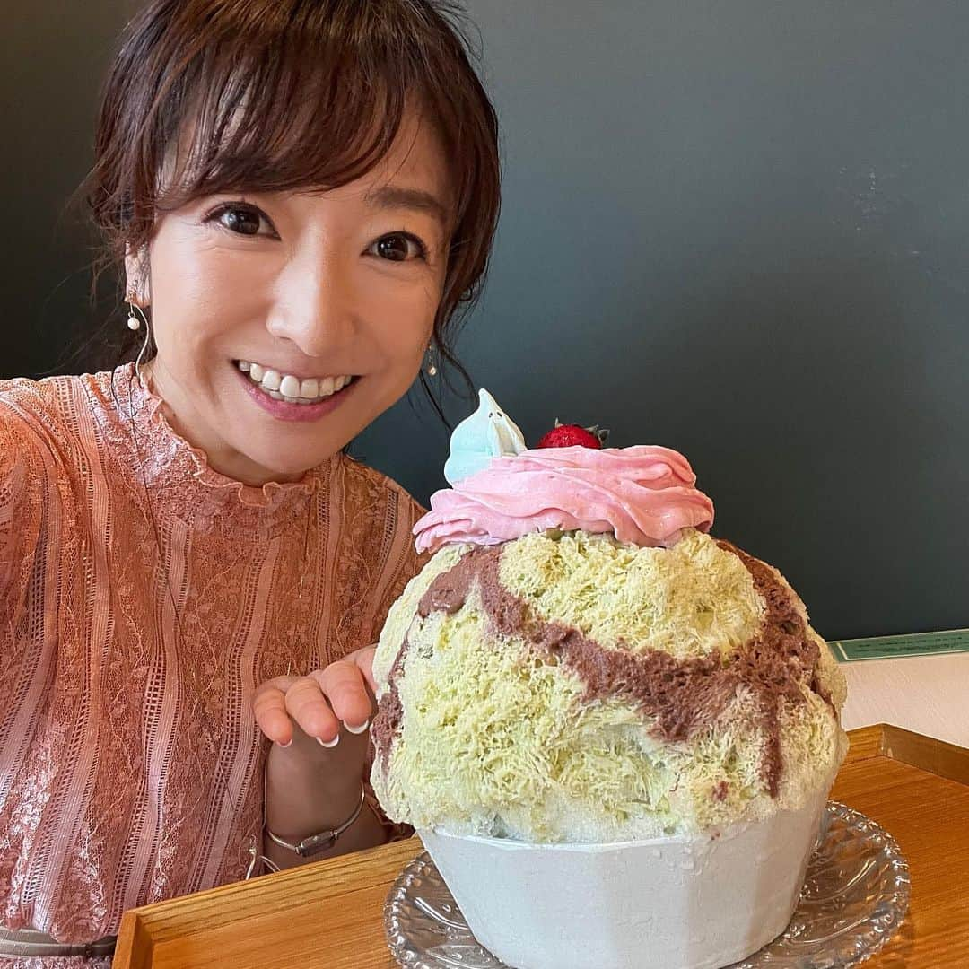 佐藤彩さんのインスタグラム写真 - (佐藤彩Instagram)「かき氷が食べたくなる季節🍧✨  6月14日(金)に月寒にオープンした 「milk base」  新宿のかき氷専門店「氷おばけ」プロデュースのお店だそうです👻 . . ふわふわかき氷は、道産の牛乳を使用した“ミルクベース”を使ったメニューで、ミルクの味わいたっぷり✨  私が味わったのは、 1番人気の「フランボワーズとピスタチオのショコラ氷」🍧  見た目にも華やかでミルキー感がたまらない！ ピスタチオの風味もナッツの香ばしさも美味しい〜🥹 味がいろいろ変わっていくから 飽きずにあっという間にいただけますよ☺️✨  ちなみに！ かき氷が大好きな方々を 「ごーらーさん」と呼ぶそうです🫢 (かきごーらーから？！) 今回お話を聞いて初めて知りました😂  ほうじ茶ラテも美味しかったですし！ 7月登場予定のさくらんぼのかき氷も気になります🍒  これからかき氷が恋しくなる季節、味わってみてください🍧  ●milk base (@milkbase__cafe ) 札幌市豊平区月寒西1条9-9-6 SORAライブマーケット月寒 1F 地下鉄東豊線 月寒中央駅4番出口から徒歩3分くらい (札幌ドーム方向へ歩いて斜めの道を右折)  #milkbase #かき氷 #ごーらー #氷おばけ #プロデュース #札幌かき氷 #札幌スイーツ #フランボワーズとピスタチオのショコラ氷 #HBCラジオ #朝刊さくらい #彩の街角ネクストフォーカス でご紹介」6月30日 17時40分 - hbc_ayasato