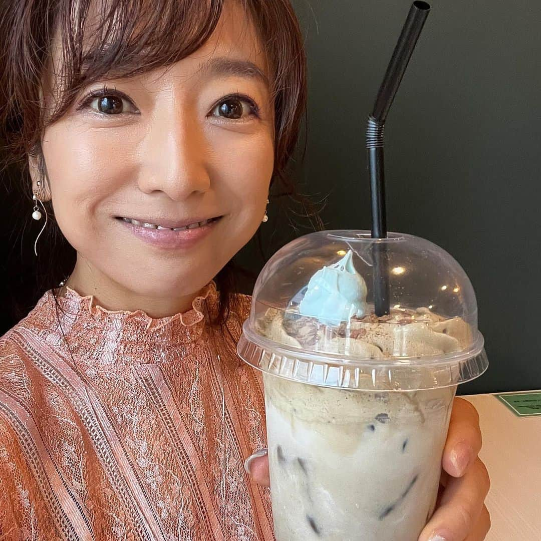 佐藤彩さんのインスタグラム写真 - (佐藤彩Instagram)「かき氷が食べたくなる季節🍧✨  6月14日(金)に月寒にオープンした 「milk base」  新宿のかき氷専門店「氷おばけ」プロデュースのお店だそうです👻 . . ふわふわかき氷は、道産の牛乳を使用した“ミルクベース”を使ったメニューで、ミルクの味わいたっぷり✨  私が味わったのは、 1番人気の「フランボワーズとピスタチオのショコラ氷」🍧  見た目にも華やかでミルキー感がたまらない！ ピスタチオの風味もナッツの香ばしさも美味しい〜🥹 味がいろいろ変わっていくから 飽きずにあっという間にいただけますよ☺️✨  ちなみに！ かき氷が大好きな方々を 「ごーらーさん」と呼ぶそうです🫢 (かきごーらーから？！) 今回お話を聞いて初めて知りました😂  ほうじ茶ラテも美味しかったですし！ 7月登場予定のさくらんぼのかき氷も気になります🍒  これからかき氷が恋しくなる季節、味わってみてください🍧  ●milk base (@milkbase__cafe ) 札幌市豊平区月寒西1条9-9-6 SORAライブマーケット月寒 1F 地下鉄東豊線 月寒中央駅4番出口から徒歩3分くらい (札幌ドーム方向へ歩いて斜めの道を右折)  #milkbase #かき氷 #ごーらー #氷おばけ #プロデュース #札幌かき氷 #札幌スイーツ #フランボワーズとピスタチオのショコラ氷 #HBCラジオ #朝刊さくらい #彩の街角ネクストフォーカス でご紹介」6月30日 17時40分 - hbc_ayasato