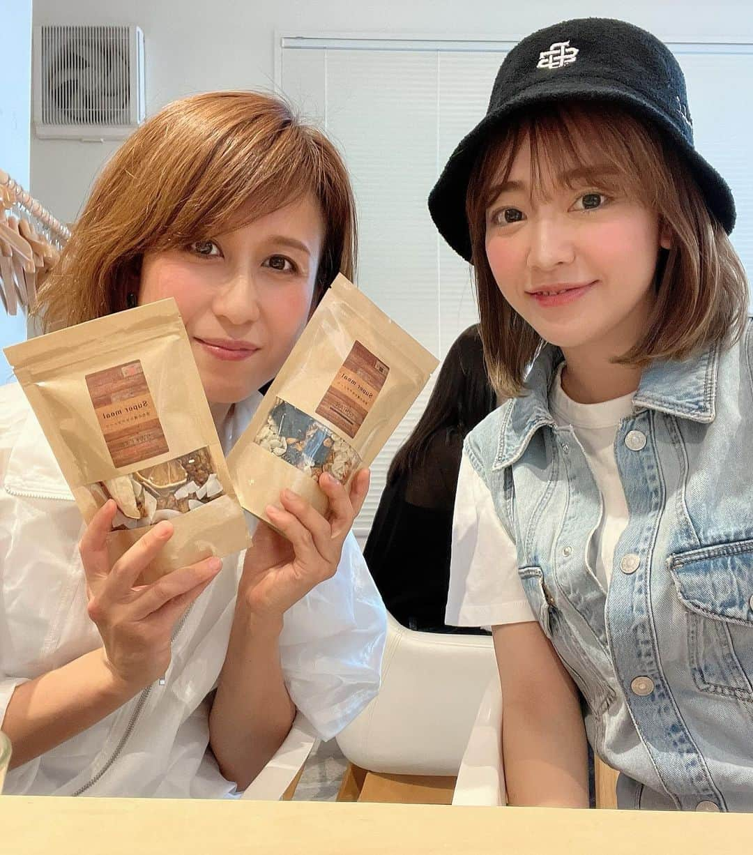 ゆなゆあさんのインスタグラム写真 - (ゆなゆあInstagram)「・ 【 7月のイベントスケジュールのお知らせ 】  いよいよ梅雨明けも近づき夏本番も迫っていますが、 皆さまお身体の調子はいかがでしょうか？𓂃 𓈒𓏸𓐍 𓇢  私の手がける無添加グラノーラブランド スーパーミールの新ロゴが完成しました 𓈒𓏸✎  今後パッケージのリニューアルや ラインナップも続々増えて行く予定です！  今後ともSuper Mealを宜しくお願い致します！ @supermeal_granola  そして7月に突入して早々の明日、明後日の2日間は アースガーデン夏2023”ナイトマルシェ”に出店します！ @earth_garden.jp   更に、夏限定新商品！無添加ココナッツの「飲むアイス」 こちらを期間限定商品として販売致します🥥‪🍦‬  お祭り感覚で初夏を楽しめるナイトマーケット🏮🎆 アイスでクールダウンしに是非遊びにいらして下さいね✨  (明日は雨予報ですが雨天決行です🤣慣れたもんですw)  ／ 明日、明後日のイベント以外にも、、 7月は楽しいイベントが盛り沢山〜！ チェックの方お願い致します♡ ＼  ﹋ ﹋ ﹋ ﹋ ﹋ ﹋ ﹋ ﹋ ﹋ ﹋ ﹋ ﹋ ﹋ ﹋ ﹋ ﹋ ﹋ ﹋ ﹋ ┃2023年7月1日(土)、2日(日)┃スーパーミール出店┃  【  earth garden 夏 × Arabian Festival 2023 ⠀】  ＊ アースガーデン ナイトマーケット ＊  ◾︎ 日程 : 2023年7月1(土)・2日(日)  ◾︎ 時間 : 土曜日 12:00〜21:00  :日曜日  12:00〜19:00  ◾︎ 場所 : 東京都渋谷区 代々木公園 ケヤキ並木《ブース18》  フェス・マーケットの詳細は @earth_garden.jp  ホームページよりご確認お願いします。   ﹋ ﹋ ﹋ ﹋ ﹋ ﹋ ﹋ ﹋ ﹋ ﹋ ﹋ ﹋ ﹋ ﹋ ﹋ ﹋ ﹋ ﹋ ┃2023年7月17日(月)┃体験・交流イベント┃  【日本一明るい小麦アレルギーの会 ♯1】  ◾︎ 時間 :  11:00〜 13:00 ◾︎ 場所 : 東京都渋谷区鉢山町15-2 プラザ1000代官山 ◾︎ 参加費用 : DMでお問い合わせください。   《体験・交流内容》 記念すべき第1期メンバー募集！ グルテンフリースイーツを作りながら 夏らしく浴衣で楽しくお茶会しましょう！👘  《参加条件》 小麦アレルギーの方、 又は身近な方が小麦アレルギーの方。 その他アレルギーをお持ちの方。 ※アレルギーの有無に関わらずご興味があれば参加大歓迎。 (DMにてご相談下さい)  《 イベントへの参加・申し込み方法 》 私かちあきさんどちらかのDMに (イベント参加希望)と一言ご連絡下さい。  @howari_chiaki  @yuna_yua   ﹋ ﹋ ﹋ ﹋ ﹋ ﹋ ﹋ ﹋ ﹋ ﹋ ﹋ ﹋ ﹋ ﹋ ﹋ ﹋ ﹋ ﹋ ┃2023年 7月22日(土) ┃オフ会┃※第4土曜毎月開催  【 グルテンフリー＆スーパーフード美味しいオフ会】  ◾︎ 次回のイベント日程 : 2023年7月22日(土) ◾︎ 時間 :  19:00〜 ◾︎ 場所 : 東京都渋谷区神宮前1-20-4   マイバインミーbyグルテンフリートーキョー ◾︎ 参加費用 : ￥8,000 お食事＋ドリンク3杯付き (それ以上オーダーの場合はキャッシュオン)  《オフ会 内容》 無添加・グルテンフリー＆スーパーフード たっぷりの自然栽培野菜を使用して 身体と心が喜ぶおばんざいや、ご飯を食べながら いつもと違った雰囲気でわいわい楽しみましょう！☺️  《 イベントへの参加・申し込み方法 》 私か紗良さんのどちらかのDMに (イベント参加希望)と一言ご連絡下さい。  @otonakasara @yuna_yua   ﹏﹏﹏﹏﹏﹏﹏﹏﹏﹏﹏﹏﹏﹏﹏﹏﹏﹏﹏  今月も皆様にお会い出来る日を 楽しみにしております♡♡♡♡ … … … #イベント #交流会 #交流会イベント #オフ会 #コミュニティ#グルテンフリーお菓子教室 #グルテンフリー生活してる人と繋がりたい #スーパーフード  #無添加スイーツ #無添加生活 #スーパーミール #グルテンフリー  #料理教室東京 #マルシェ出店 #イベント出店  #アースガーデン夏2023」6月30日 17時39分 - yuna_yua