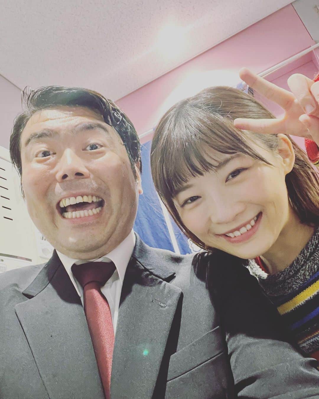 山口森広のインスタグラム：「#パラサイト 東京公演は残すこと、あと3ステだ！ 公演中の一コマ。 #伊藤沙莉 ちゃん、ほんま優しくて、ええ子なんです😭 この写真。。おわかり頂けただろうか。 びちゃびちゃの僕と、サラサラの沙莉ちゃん。 #汗の量が違う #全然違う #羨ましいぜ」