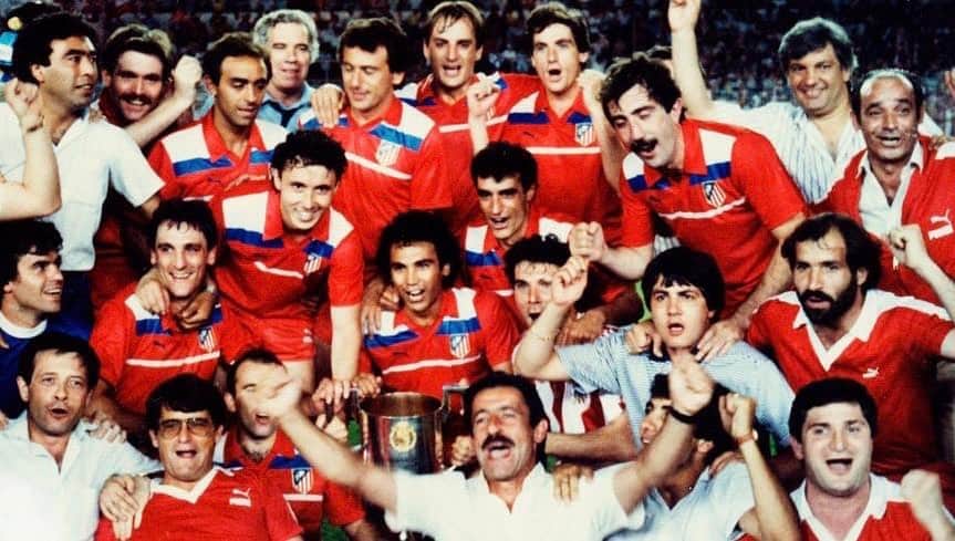 アトレティコ・マドリードのインスタグラム：「📚 𝗛𝗜𝗦𝗧𝗢𝗥𝗜𝗔 🔴⚪  ⏪ Hoy se cumplen 38 años de la conquista de nuestra sexta Copa, lograda en 1️⃣9️⃣8️⃣5️⃣ frente al Athletic Club, a quien nos impusimos por 2-1 en la final del torneo. 🏆」