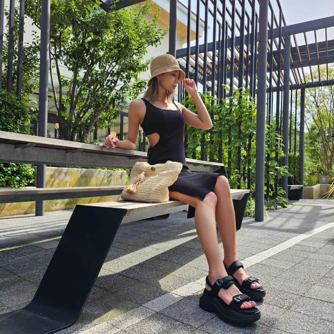 成沢紫音のインスタグラム：「@yelloshoes_official  のSneaker sandals が可愛い👡⁡⁡ ⁡⁡ ⁡暑すぎてもう真夏の格好☀️🍉🌻⁡👒⁡ ⁡⁡⁡ ⁡⁡ ⁡ #YELLOW  #yellowshoes  #sandal  #sneakersandals  #厚底サンダル  #タイトワンピ  #クロシェハット ⁡」