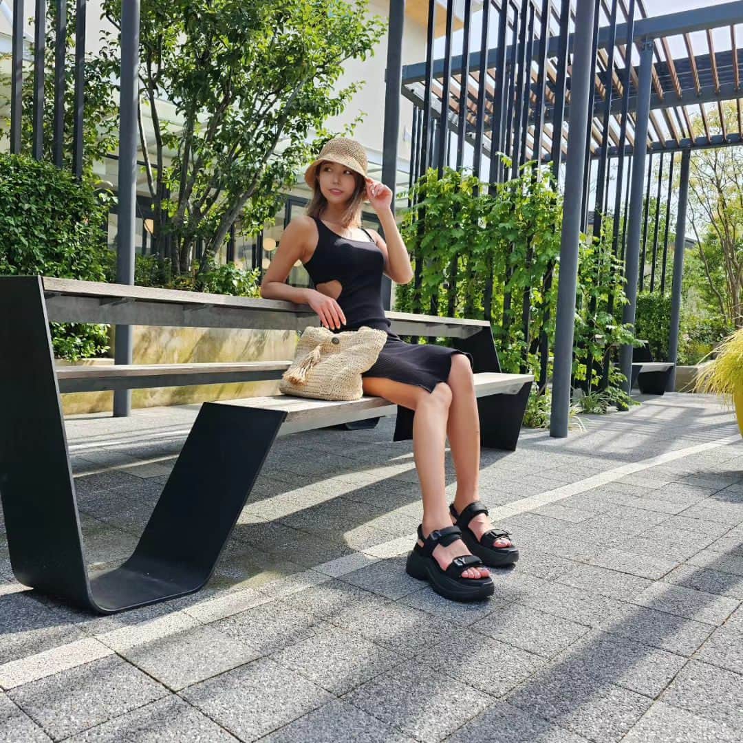 成沢紫音さんのインスタグラム写真 - (成沢紫音Instagram)「@yelloshoes_official  のSneaker sandals が可愛い👡⁡⁡ ⁡⁡ ⁡暑すぎてもう真夏の格好☀️🍉🌻⁡👒⁡ ⁡⁡⁡ ⁡⁡ ⁡ #YELLOW  #yellowshoes  #sandal  #sneakersandals  #厚底サンダル  #タイトワンピ  #クロシェハット ⁡」6月30日 17時37分 - onchan4031