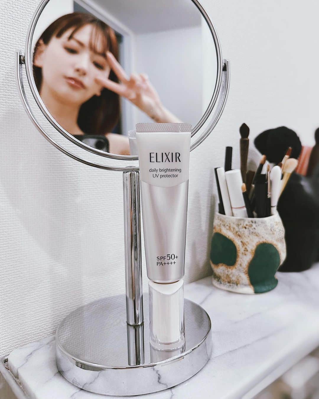 鈴木えみさんのインスタグラム写真 - (鈴木えみInstagram)「朝って、本当にいつもバタついちゃうよね... スキンケアは諦めたくないけど😫時短じゃなきゃ無理〜😫😫というあなたへ❣️ ㅤㅤㅤ 私の最近のお気に入りの @elixir_official_shiseido エリクシールの美白*UV乳液「エリクシール ブライトニング　デーケアレボリューション WT+（医薬部外品）」は1本で乳液、下地、UVカット（SPF50＋・PA++++）の高機能に加えて、美白*もエイジングケア**もできちゃうよ❤️‍🔥 ㅤㅤㅤ 私は朝の洗顔後にいつものスキンケアをパパッとして、出かけるタイミングでこれを重ねてからメイクしてるけど、化粧水のあとにこれ1本でもOK！ 快適なつけ心地で、メイク持ちも良くておすすめだよ～👍🏻✨ ㅤㅤㅤ #大人の美白UV乳液 #朝用乳液 #UV乳液 #エリクシール #デーケアレボリューション #PR ㅤㅤㅤ *メラニンの生成を抑え、シミ・そばかすを防ぎます **年齢に応じたうるおいケア」6月30日 17時45分 - emisuzuki_official