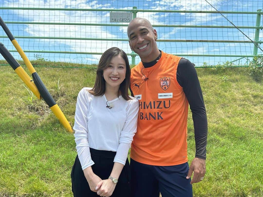 臼井佑奈のインスタグラム：「清水エスパルスのチアゴ サンタナ選手に関するあるデータを発見しました💡 それは…夏に強いということ🌞🏄‍♂️🌊🌊  J1得点王に輝いた去年の7月だけでいうと5試合4ゴール！なんだかサンタナ選手の季節がやってきた…！という気がしませんか？😆  ということで、サンタナ選手に「夏」について聞いてきましたよ🇧🇷 夏に強い理由、秘密がわかるかもしれません🥳🥳  7月2日(日)のKICK OFF! SHIZUOKAお楽しみに〜⚽️⚽️⚽️  #明日のブラジルデーも期待 #エスパルス長崎戦 #spulse #jleague」