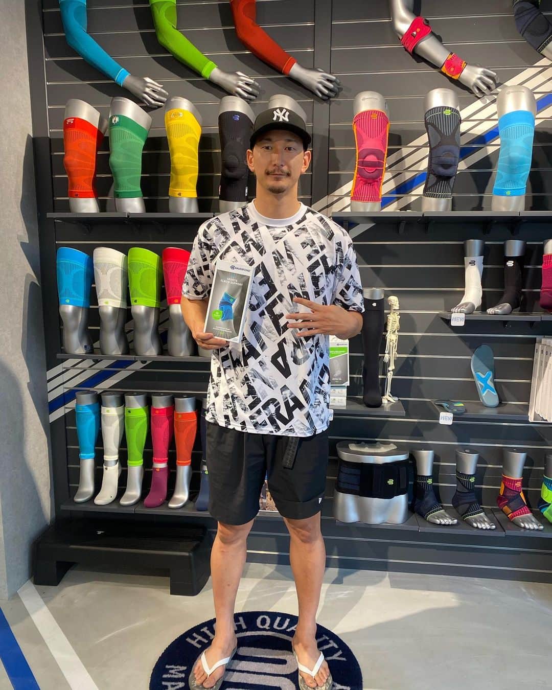 信太弘樹のインスタグラム：「@bauerfeindjapan  お店にお邪魔しました！  いつもありがとうございます！ 今シーズンもサポート宜しくお願い致します🙇‍♂️🙇‍♂️🙇‍♂️  #bauerfeindjapan  #バウアーファインド  #kneesupport  #elbowsupport  #compressionsleeves  #newera  #newerajapan」