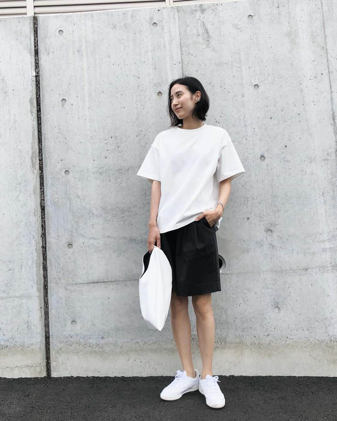 岡本あずさのインスタグラム：「家族でカフェに☕️ それにしても毎日蒸し暑い、、🧖‍♀️ サラッとして着心地の良いお気に入りのTシャツです😁」