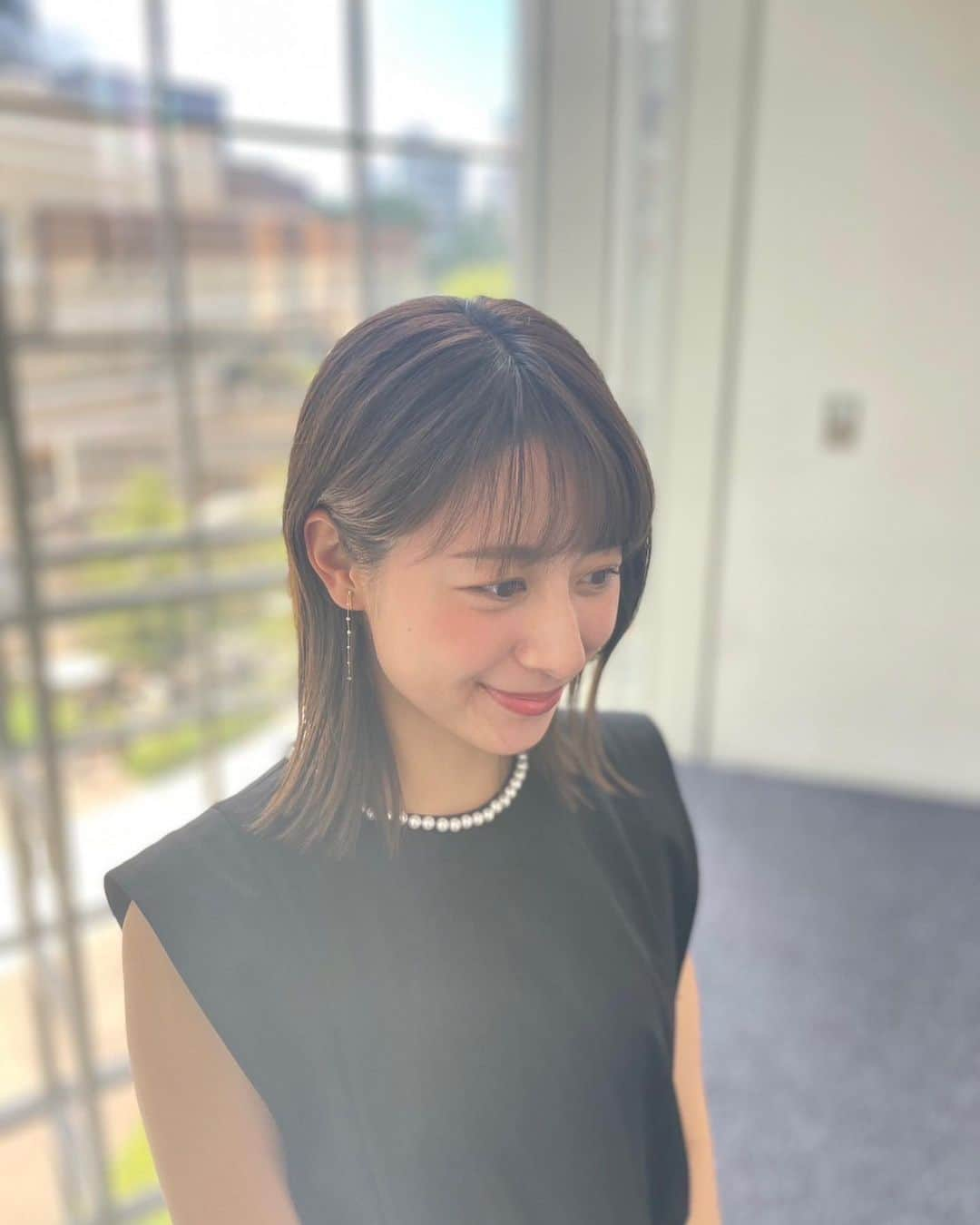 林美沙希さんのインスタグラム写真 - (林美沙希Instagram)「. 今週もお疲れ様でした🙌 蒸し暑くて通勤が大変です。 ヘアメイクさんに教えてもらった、肌に直接吹きかける冷感スプレーを買いました🥹これで乗り切ります！  #annニュース #ワイドスクランブル #林美沙希 #衣装 #パンツコーデ」6月30日 17時55分 - misaki0hayashi