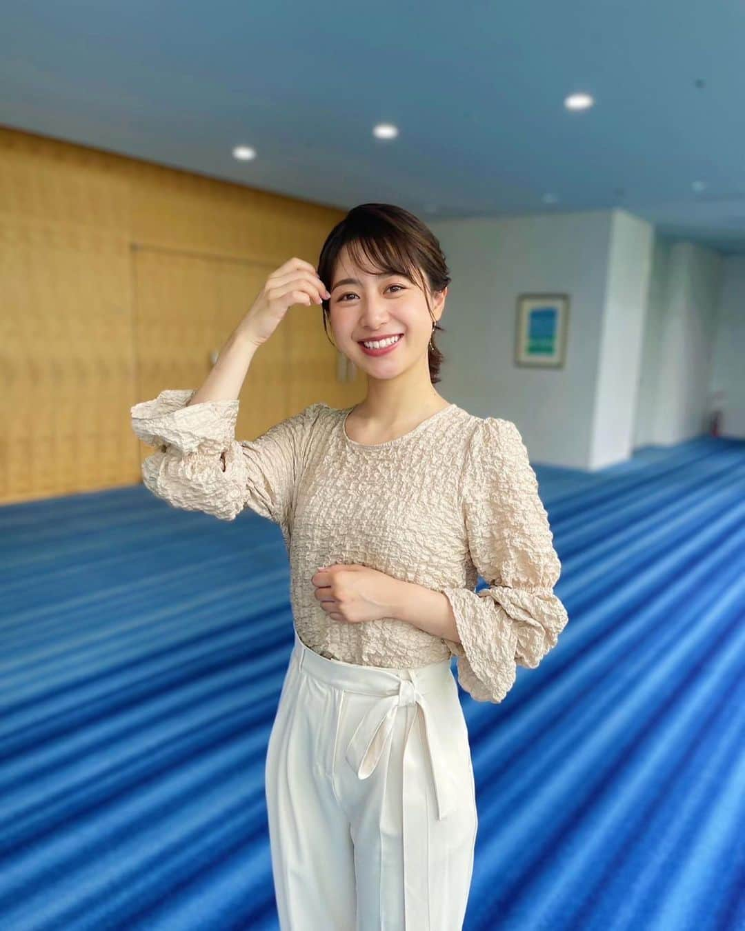 林美沙希さんのインスタグラム写真 - (林美沙希Instagram)「. 今週もお疲れ様でした🙌 蒸し暑くて通勤が大変です。 ヘアメイクさんに教えてもらった、肌に直接吹きかける冷感スプレーを買いました🥹これで乗り切ります！  #annニュース #ワイドスクランブル #林美沙希 #衣装 #パンツコーデ」6月30日 17時55分 - misaki0hayashi