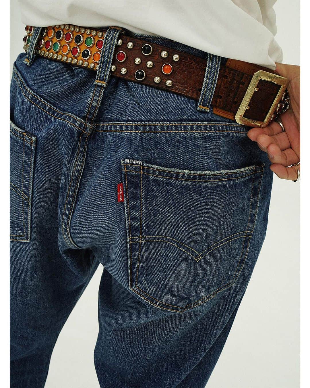 のインスタグラム：「俳優・滝藤賢一が表現する Levi’s®の501®。 ---- ⁡ ⁡ 今年で生誕150周年を迎えたLevi’s®の名作「501®」。 ⁡ ジーンズの原点であるこのモデルを、 「JOURNAL STANDARD」「ÉDIFICE」「JOURNAL STANDARD relume」「417 EDIFICE」の 4ブランドが別注。 ⁡ 象徴的なストレートシルエットはそのままに、ディテールや加工、 サイズ感に手を加え、“いま穿きたい”アイテムへとアップデートしました。 ⁡ そんな別注アイテムと共に、表現力の幅を披露してくれたのは、俳優の滝藤賢一さん。 ⁡ 写真家・鈴木親さん撮り下ろしのビジュアルと共に、彼の芝居にかける想いについて迫りました。 ⁡ ⁡ ⁡ ◇【Levi’s】別注501(R) ORIGINAL DARK INDIGO ¥15,400税込 ⁡ ⁡ ◇【Levi’s】別注501(R) ORIGINAL BLACK ¥15,400税込 ⁡ ⁡ ⁡ ⁡ Starring_Kenichi Takito Photo_Chikashi Suzuki @chikashisuzuki1972 Styling_Toru Yamazaki Hair & Make Up_Haruna Yamamoto Text_Yuichiro Tsuji Edit_Ryotaro Miyazaki ⁡ ⁡ ------------------  #滝藤賢一 ⁡ #2023SS #journalstandard #baycrews #fashion #journalstandardmens #journalstandardladies#ジャーナルスタンダード」