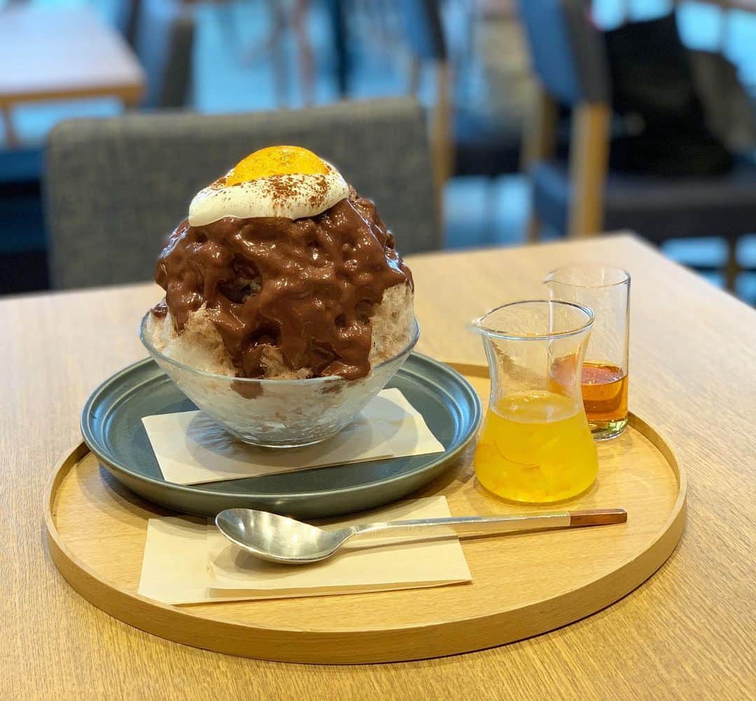 原田麻子のインスタグラム：「ショコラオレンジ  今年もAKOMEYAかき氷スタートに伴いご招待いただきました。  去年もダントツで好きだったダンデライオンさんのチョコレートを使ったショコラオレンジ！  こんなに濃厚で贅沢にダンデライオンさんのチョコ使って1500円安い… コアントローがつくのも嬉しい。」