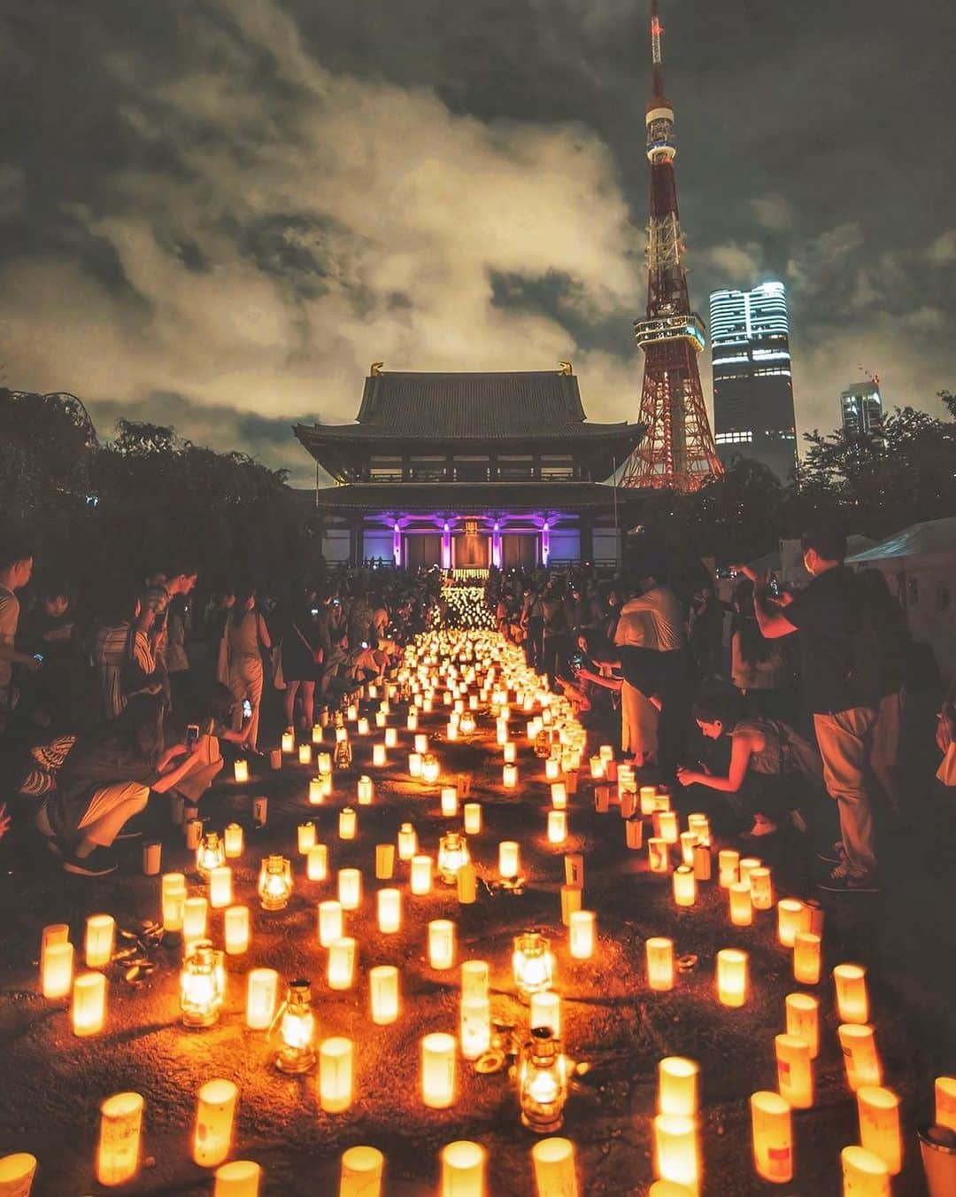 東京タワーさんのインスタグラム写真 - (東京タワーInstagram)「. 本日、6月最後の投稿はこちら！  先日増上寺で開催された 100万人のキャンドルナイト🕯️   当日は、オリジナル写真を アップさせていただきましたが、   Your Tokyo Tower🗼にも 素敵なお写真が投稿されていたので ご紹介させていただきます！   @hamasan82 さんのお写真！   消灯した東京タワーを背景に 増上寺大殿に続く、無数のキャンドル🕯️   たまには電気を消して、 キャンドルのゆらめきだけで スローな夜を過ごすのも良いですね✨   素敵なお写真をありがとうございました😊  --------------------------------  【 お知らせ 】  メインデッキの夜景を彩る 季節のプロジェクションマッピング 夜景に広がる夏の情景  TOKYO TOWER CITY LIGHT FANTASIA ~Summer landscape 2023~開催中！  詳細はプロフィールの ストーリーズハイライト「CLF」から↓↓↓ @tokyotower_official  --------------------------------  #東京タワー #東京タワー🗼  #tokyotower  #tokyotower🗼  #増上寺 #キャンドル #キャンドルナイト」6月30日 17時59分 - tokyotower_official