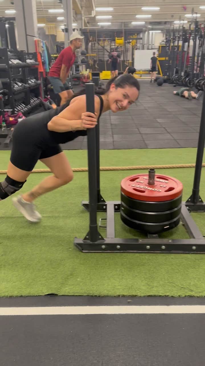 チャチー・ゴンザレスのインスタグラム：「Week of workouts complete ✅ getting stronger everyday 💪🏼 this fitness journey has been life changing for me. I’ve found such a healthy balance of working out and still enjoying life (and the desserts it has to offer 😋). I’m not monitoring every move and every meal, but rather focusing on the big picture. I’ve made a lifestyle change that works for me. Thank you to all my amazing coaches @kipatiivola @miia_ocr_factory @wai11man for encouraging me to find my strength and guiding the way. Proud of us @jukkadudeson 💕 look at us go 💃🏻 @ocr_factory」