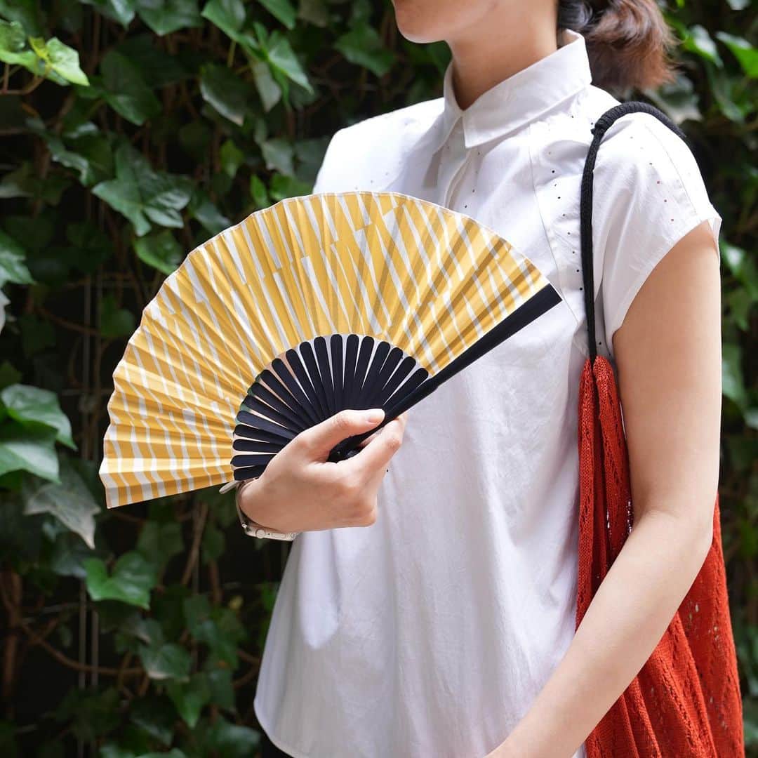 伊東屋さんのインスタグラム写真 - (伊東屋Instagram)「手元でひるがえる、涼しい味方。  伊東屋オリジナル扇子に今年の新柄が登場しています。コットン100％の生地と紺色の扇骨で軽やかながらも存在感のある手元を演出してくれます。  すぐそこに迫る暑さの波。素敵な扇子と、良い夏をはじめてください。  #扇子 #handfan #japanesefan #summeraccessories #夏小物 #伊東屋オリジナル #暑さ対策 #gift #giftideas #ginzaitoya #ginzaitoyastore #itoya #伊東屋 #銀座伊東屋横浜元町店」6月30日 18時00分 - itoya_official