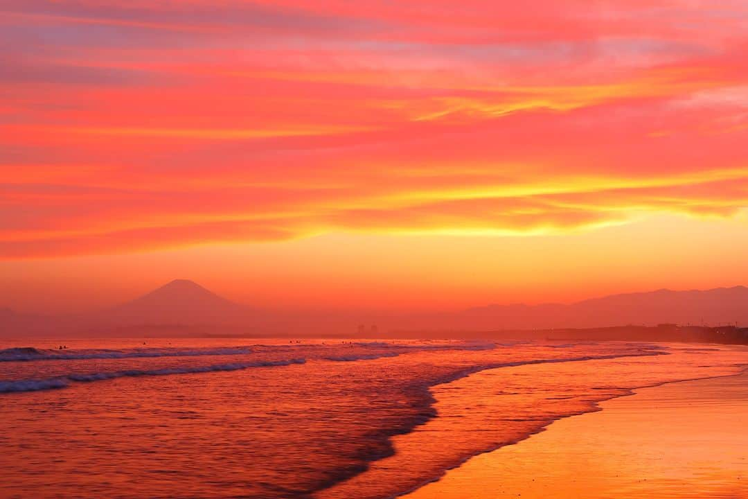 江の島・鎌倉 ナビのインスタグラム：「鵠沼海岸  真っ赤に染まった夕焼け空が 海面に反射して、昼時とは違った輝きを見せてくれます。 ぼんやりと浮かぶ富士山とともに、 ついカメラに収めたくなる美しさです。  ※こちらは過去に撮影した写真です。  #鵠沼海岸 #夕焼け #夕日 #夕陽 #サンセット #江ノ島 #江の島　#鎌倉 #江の島鎌倉 #江ノ電 #enoden #enoshima #kamakura #enoshimakamakura #kanagawa #japan #絵はがきになる日常を   Webサイト「江の島・鎌倉ナビ」でもいつ訪れても楽しめる江の島・鎌倉の魅力をたっぷりお伝えしています♪プロフィール欄のURLよりアクセスください☺ @enokama」