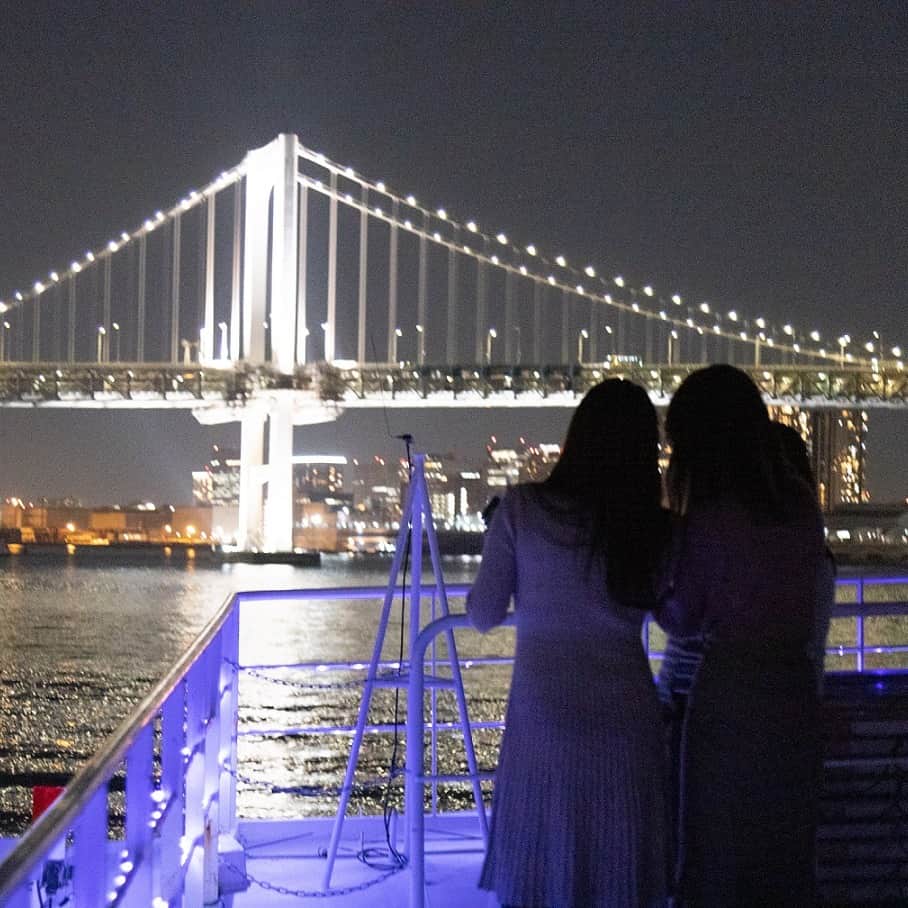 アニバーサリークルーズさんのインスタグラム写真 - (アニバーサリークルーズInstagram)「＼ディナークルーズで楽しむ夜景／ セレブリティⅡの3階デッキ、夜は青いLEDに照らされロマンティックな雰囲気に。  夜景を見るのに邪魔をしない明かりで ぜひ船上から東京湾・横浜港の絶景をご覧ください。  最大210名乗船可能なセレブリティⅡ号は 会社懇親会やウェディングイベントにおすすめです🚢✨  詳しくは @anniversary_cruise ⇨プロフィールのURLから ＿＿＿＿＿＿＿＿＿＿＿＿  東京・横浜・千葉の貸し切りクルージングは 年間2,000以上のクルーズ実績がある 「#アニバーサリークルーズ」にお任せください🚢〰︎  70隻から選べる完全オーダーメイドの 特別な貸切クルージングで 「#忘れられない記念日」をつくりませんか？  お問い合わせはお気軽にどうぞ💁‍♀️ ＿＿＿＿＿＿＿＿＿＿＿＿  #貸切クルージング #anniversarycruise #オーダーメイドクルーズ #船上パーティー #クルージングディナー #クルージングパーティー #クルーズ #東京観光 #横浜観光 #東京湾クルーズ #横浜クルーズ  #レインボーブリッジ #ベイブリッジ #セレブリティクルーズ  #船上bbq #bbq #夏休み #暑気払い #納涼会  #会社イベント #クルージング #クルーズ船 #貸切  #ワイン #シャンパン #ディナークルーズ #東京グルメ #横浜グルメ」6月30日 18時00分 - anniversary_cruise