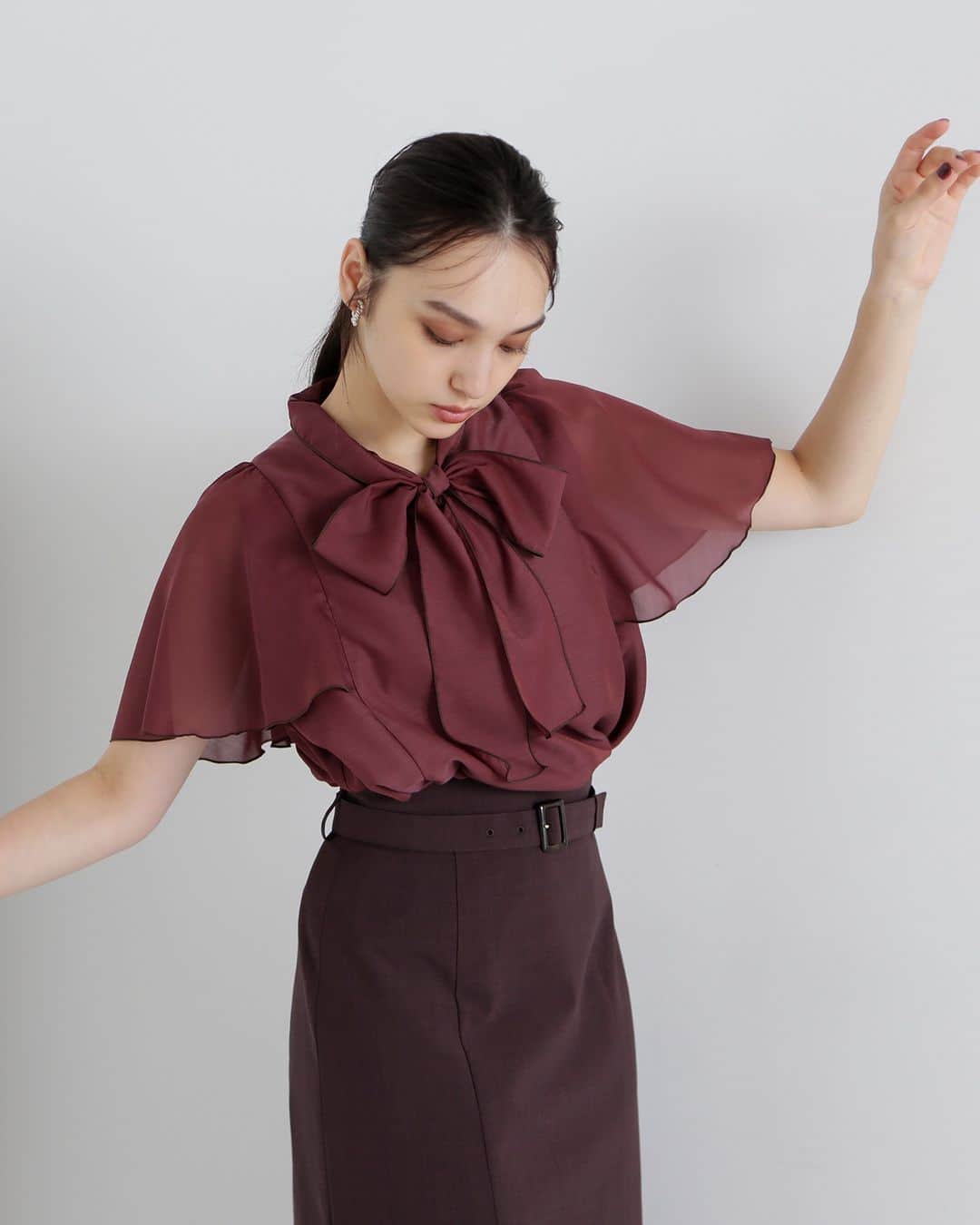 NATURAL BEAUTY BASICのインスタグラム：「2023 early autumn PRE ORDER.  ✔バイカラーボウリボンブラウス ¥7,480 tax in color:ブラウン/クロ/ボルドー size:FR #0173210840 8月上旬-中旬入荷予定  バイカラーメロウの配色が秋のムード漂うボウブラウス。 暑さが残る時期にぴったりな、 程よいシアー感のある素材を使用しているため、 涼やかな着心地ながら季節を先取りした スタイリングが叶います。  ボリューム感のあるボウリボンは、 しなやかな風合いなので甘くなりすぎず、 程よいアクセントをプラスしてくれます。  #ブラウス #リボンブラウス #晩夏 #秋先取り #秋カラー #サマーコーデ #夏コーデ  #お出かけコーデ #カジュアルコーデ  #オフィスコーデ #オフィスカジュアル #通勤コーデ #大人可愛い #カラーコーデ #着回しコーデ #きれいめカジュアル #大人カジュアル #ベーシックコーデ #ベーシック #ナチュラルコーデ #トレンドスタイル #シンプルコーデ #ナチュラルビューティーベーシック #naturalbeautybasic」