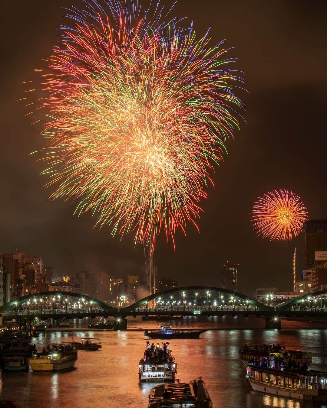 TOBU RAILWAY（東武鉄道）さんのインスタグラム写真 - (TOBU RAILWAY（東武鉄道）Instagram)「. . 📍Tokyo – Sumida River Fireworks Festival Held for the 1st time in 4 years! Sumida River Fireworks Festival 2023 . On July 29 2023, the 1st Sumida River Fireworks Festival in 4 years will be held! The Sumida River Fireworks Festival is the most traditional and prestigious in the Tokyo area. It is no exaggeration to say that it’s the best part of summer! It has 2 venues. At the 1st venue, a fireworks contest is held, and you can enjoy various works of art.  The 2nd venue is the best spot to view the fireworks productions and fireworks going off. Experience the excitement of 20,000 fireworks going off, the most of any festival in Japan.  . . . . Please comment "💛" if you impressed from this post. Also saving posts is very convenient when you look again :) . . #visituslater #stayinspired #nexttripdestination . . #tokyo #fireworks #sumidariver #placetovisit #recommend #japantrip #travelgram #tobujapantrip #unknownjapan #jp_gallery #visitjapan #japan_of_insta #art_of_japan #instatravel #japan #instagood #travel_japan #exoloretheworld #ig_japan #explorejapan #travelinjapan #beautifuldestinations #toburailway #japan_vacations」6月30日 18時00分 - tobu_japan_trip