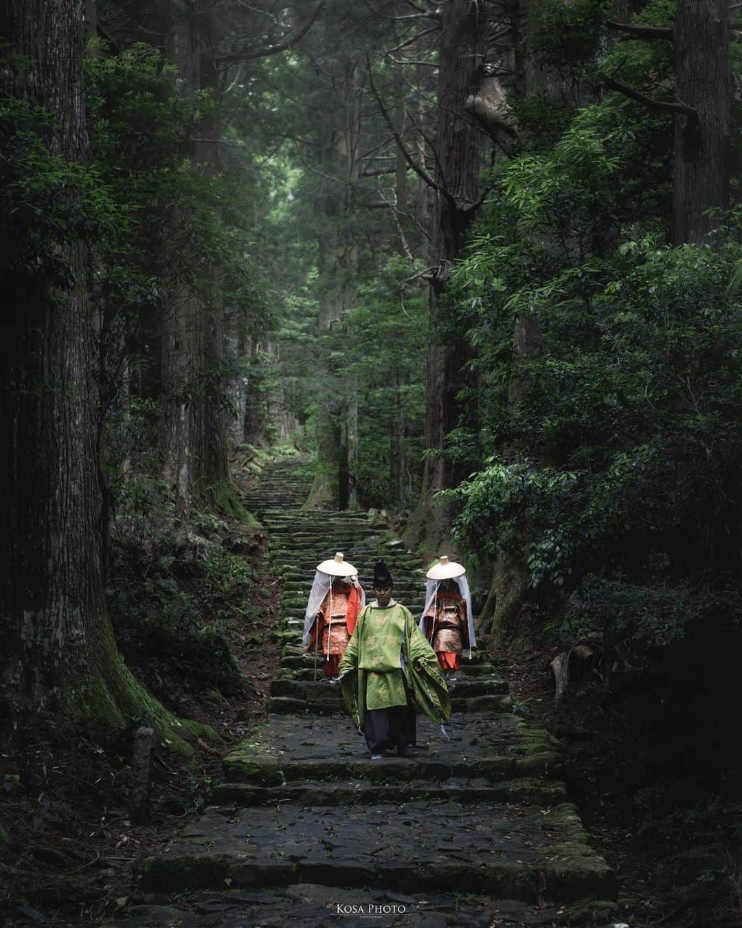 Visit Wakayamaのインスタグラム：「. In a scene that hasn't changed in over 1,000 years, pilgrims walk the beautiful stone steps of Daimon-zaka to Kumano Nachi Taisha Grand Shrine. 📸 @kosa_photo 📍 Daimon-zaka, Wakayama . . . . . #discoverjapan #unknownjapan #instajapan #landscape #japan #japantrip #japantravel #beautifuldestinations #wakayama #wakayamagram #explore #adventure #visitwakayama #travelsoon #visitjapan #travelgram #stayadventurous #igpassport #explorejapan #lonelyplanet #sustainabletourism #deepforest #nature #traveldeeper #bucketlist #kumanonachitaisha #kumano #nachifalls #daimonzaka #kumanokodo」