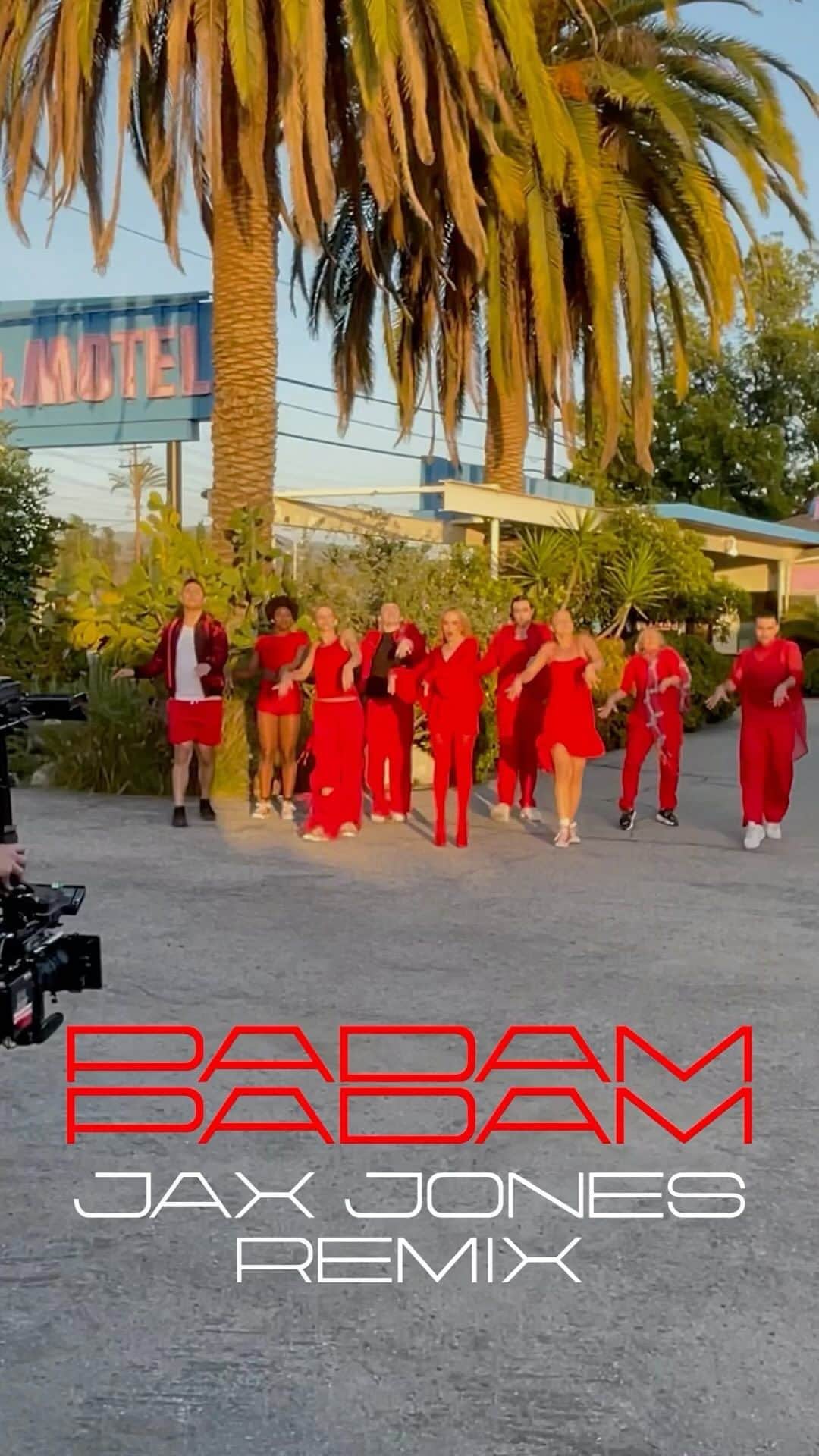 カイリー・ミノーグさんのインスタグラム動画 - (カイリー・ミノーグInstagram)「LOVERS …just in time for the weekend … @jaxjones ❤️ Padam Padam Remix ❤️ Available EVERYWHERE!」6月30日 18時03分 - kylieminogue