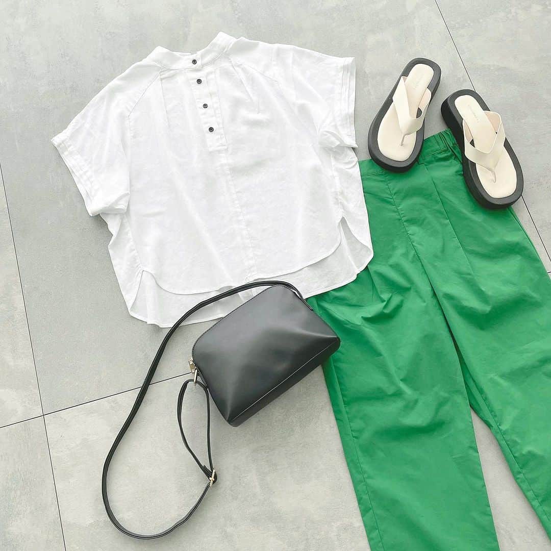 Lugnoncure（ルノンキュール）さんのインスタグラム写真 - (Lugnoncure（ルノンキュール）Instagram)「【Recommend Style】 とろみ素材できちんと見えするバンドカラーに あえて目立つカラーのボタンが遊び心のあるシャツ。 ⁡ グリーンが目を惹くパンツやトングサンダルを 合わせてカジュアルダウンしたスタイリングが おすすめです。 ⁡ ⁡ #shirt ¥6,490(tax incl.) _No.1712100 off-white/beige/navy ⁡ #pants ¥6,490(tax incl.) _No.1407040 beige/gray/green/black ⁡ ⁡ ※商品画像は、撮影環境やご利用のPC・スマートフォンのモニター環境などにより実物と色味に差異がある場合がございます。 ⁡ ⁡ ⁡ #lugnoncure #ルノンキュール #オフコーデ #オフスタイル #休日コーデ #大人カジュアル #大人カジュアルコーデ #カジュアルコーデ #ナチュラルファッション #リラックスコーデ #シャツ #とろみ素材 #カラーパンツ #2023ss #summer #canshopig」6月30日 18時02分 - lugnoncure