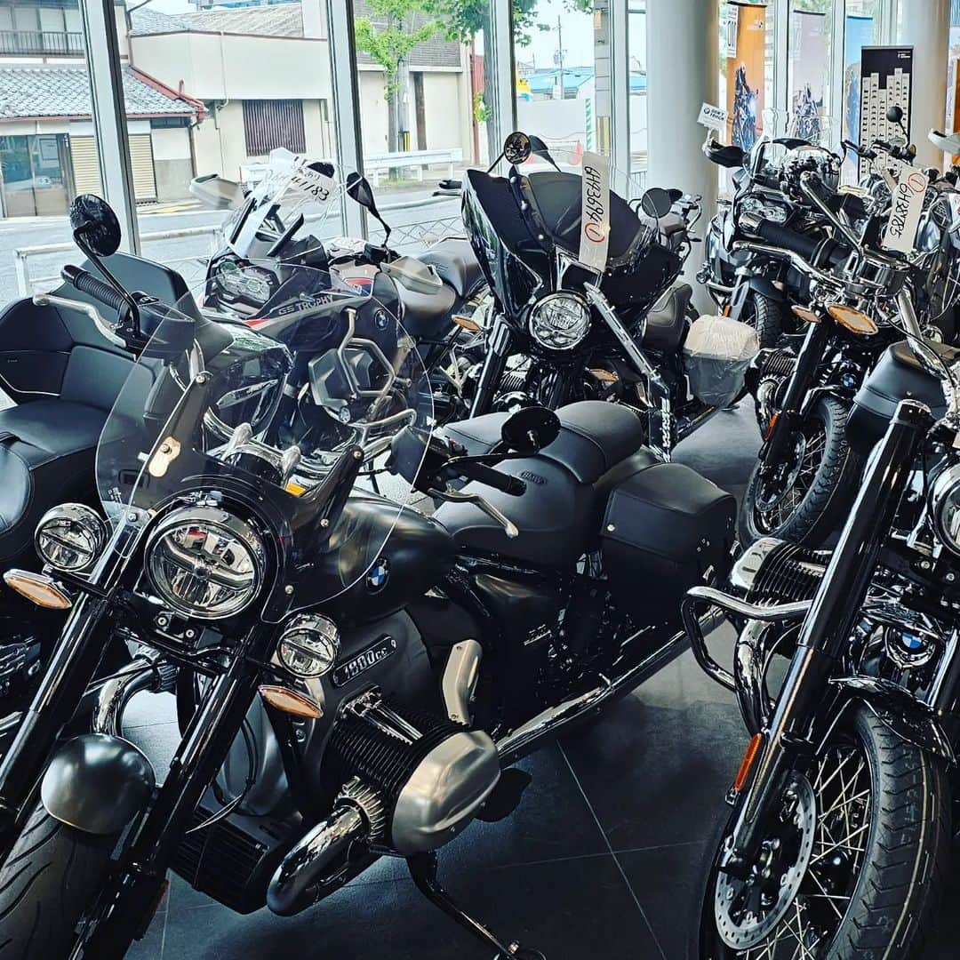 竹内弘一さんのインスタグラム写真 - (竹内弘一Instagram)「ご縁をいただき カスノモーターサイクルさんにおじゃましました！ ドゥカティとBMWのディーラーさんで 独自のパーツも自社製作されています。 実は私、原付免許しか持ってません。。 ですので運転できませんが、 ボチボチ大型免許をとってかっこいいバイクを 運転してみたいと思わせるかっこよさでした！ 来年創業50周年の節目だということで 京ビズで取材できればいいなあ。 それまでに免許とらないと！  #カスノモーターサイクル #ducati #bmw」6月30日 18時03分 - takeuchi_koichi