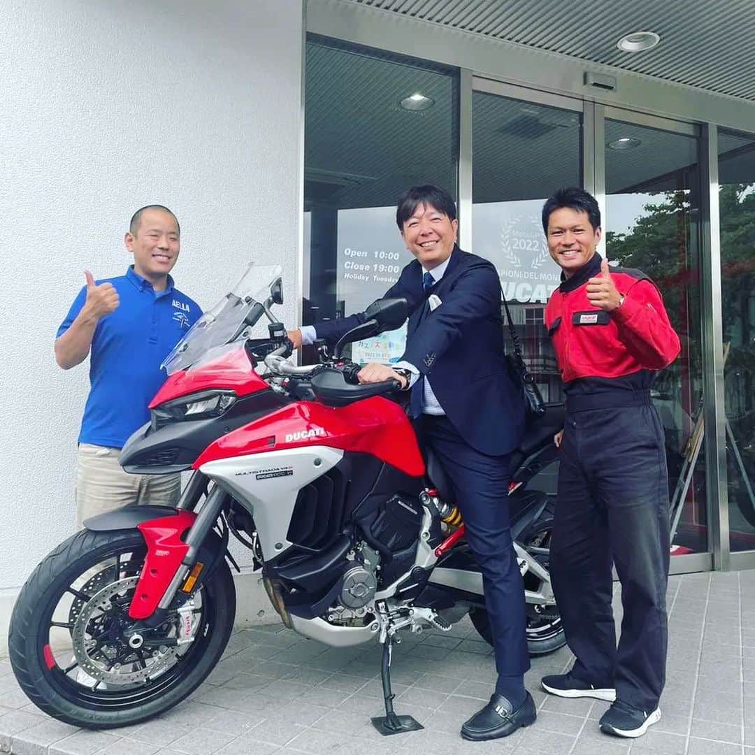 竹内弘一さんのインスタグラム写真 - (竹内弘一Instagram)「ご縁をいただき カスノモーターサイクルさんにおじゃましました！ ドゥカティとBMWのディーラーさんで 独自のパーツも自社製作されています。 実は私、原付免許しか持ってません。。 ですので運転できませんが、 ボチボチ大型免許をとってかっこいいバイクを 運転してみたいと思わせるかっこよさでした！ 来年創業50周年の節目だということで 京ビズで取材できればいいなあ。 それまでに免許とらないと！  #カスノモーターサイクル #ducati #bmw」6月30日 18時03分 - takeuchi_koichi