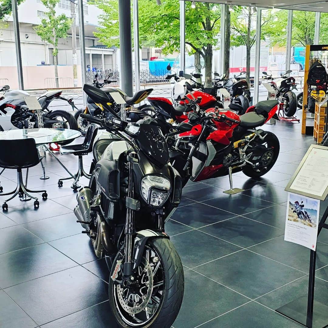 竹内弘一さんのインスタグラム写真 - (竹内弘一Instagram)「ご縁をいただき カスノモーターサイクルさんにおじゃましました！ ドゥカティとBMWのディーラーさんで 独自のパーツも自社製作されています。 実は私、原付免許しか持ってません。。 ですので運転できませんが、 ボチボチ大型免許をとってかっこいいバイクを 運転してみたいと思わせるかっこよさでした！ 来年創業50周年の節目だということで 京ビズで取材できればいいなあ。 それまでに免許とらないと！  #カスノモーターサイクル #ducati #bmw」6月30日 18時03分 - takeuchi_koichi