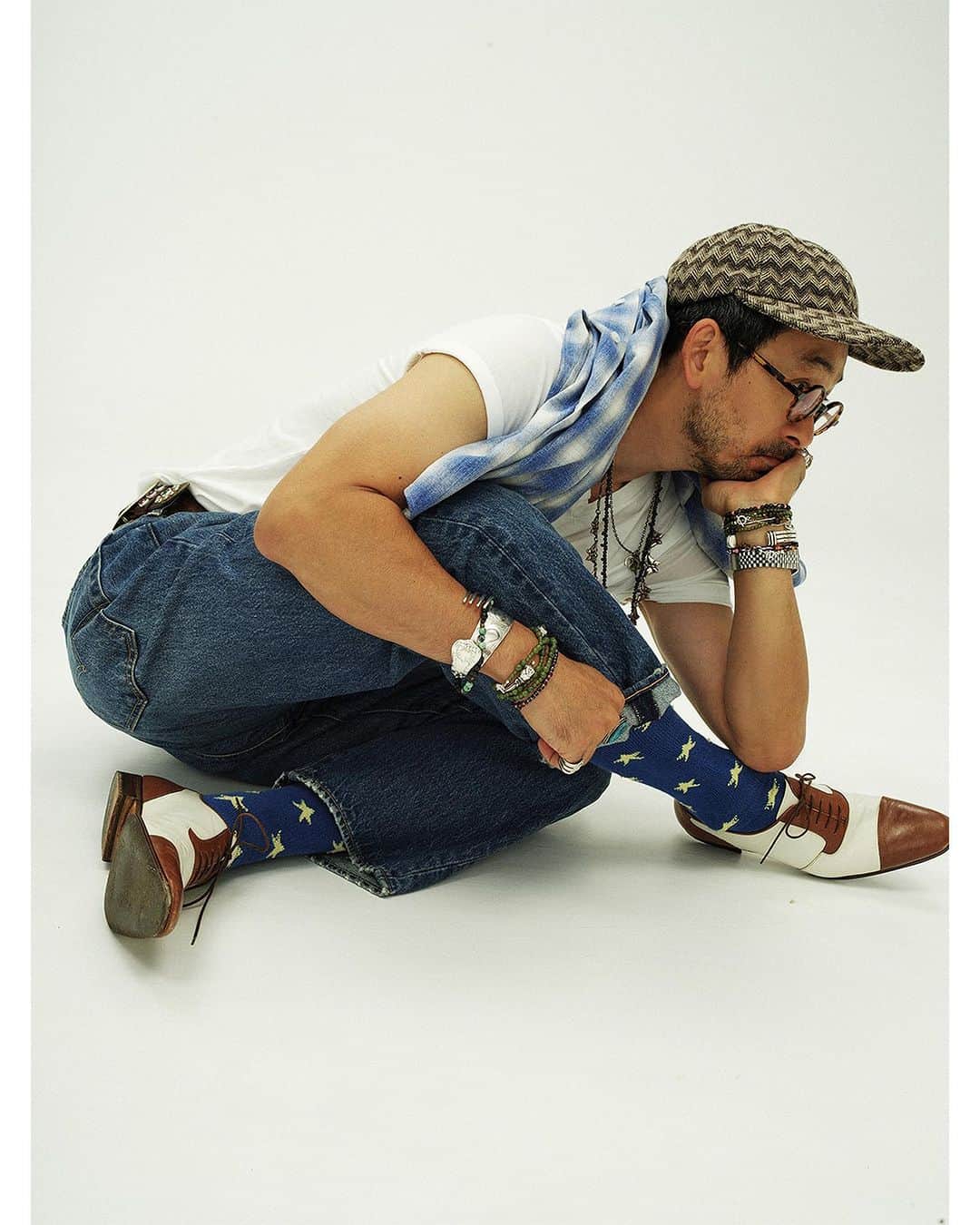 のインスタグラム：「俳優・滝藤賢一が表現する Levi’s®の501®。 ---- ⁡ ⁡ 今年で生誕150周年を迎えたLevi’s®の名作「501®」。 ⁡ ジーンズの原点であるこのモデルを、 「JOURNAL STANDARD」「ÉDIFICE」「JOURNAL STANDARD relume」「417 EDIFICE」の 4ブランドが別注。 ⁡ 象徴的なストレートシルエットはそのままに、ディテールや加工、 サイズ感に手を加え、“いま穿きたい”アイテムへとアップデートしました。 ⁡ そんな別注アイテムと共に、表現力の幅を披露してくれたのは、俳優の滝藤賢一さん。 ⁡ 写真家・鈴木親さん撮り下ろしのビジュアルと共に、彼の芝居にかける想いについて迫りました。 ⁡ ⁡ ⁡ ◇【Levi’s】別注501(R) ORIGINAL DARK INDIGO ¥15,400税込 ⁡ ⁡ ◇【Levi’s】別注501(R) ORIGINAL BLACK ¥15,400税込 ⁡ ⁡ ⁡ ⁡ Starring_Kenichi Takito Photo_Chikashi Suzuki @chikashisuzuki1972 Styling_Toru Yamazaki Hair & Make Up_Haruna Yamamoto Text_Yuichiro Tsuji Edit_Ryotaro Miyazaki ⁡ ⁡ ------------------  #滝藤賢一 ⁡ #2023SS #journalstandard #baycrews #fashion #journalstandardmens #journalstandardladies#ジャーナルスタンダード」