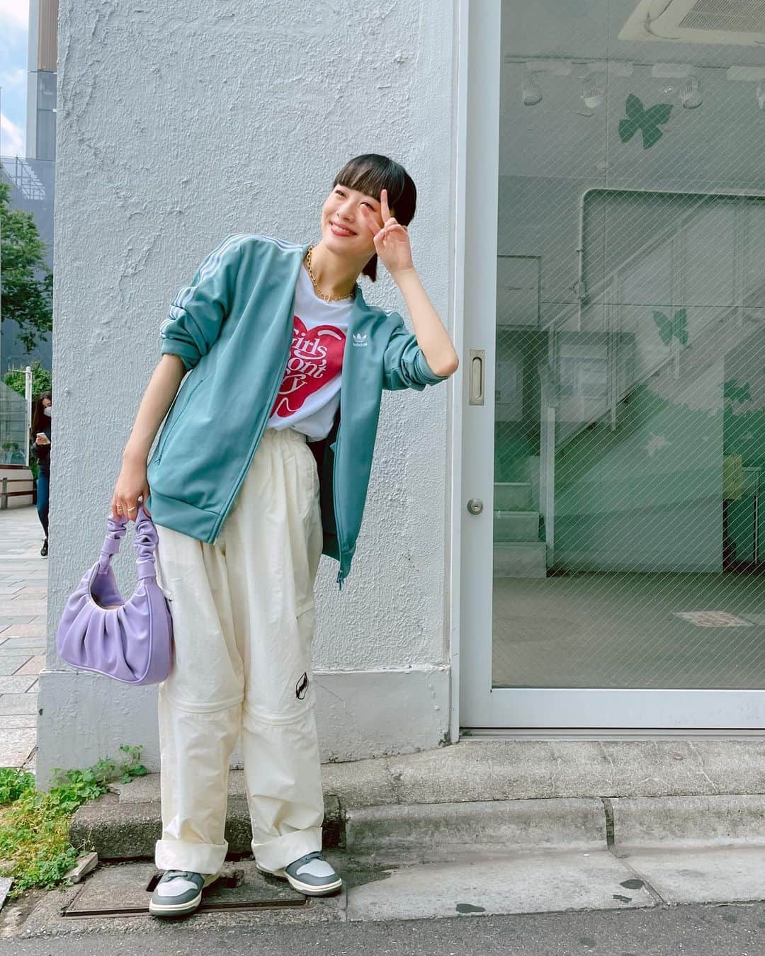 山木コハルのインスタグラム：「🩵💜❤️  暑すぎるし 代謝が良くやってる気がする  #山木の私服」