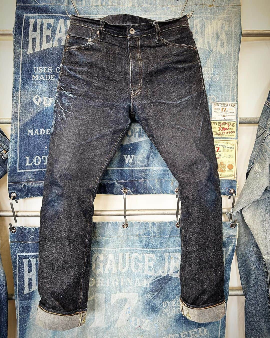 BIG JOHNさんのインスタグラム写真 - (BIG JOHNInstagram)「17oz HEAVY GAUGE SLIM JEANS 【M1801】- 001 1st wash 89日 2nd wash 61日 計150日着用  17oz HEAVY GAUGE JACKET 【M6803】- 001 1st wash 65日 2nd wash 10日 計75日着用  原綿に100%米綿を使用した無骨な5番の糸【U.S.COTTON】をピュアインディゴ染料で特濃色に染めたビッグジョンオリジナルのセルヴィッチジーンズです ジーンズが生まれたアメリカの大地の香りが漂うそんな男臭いアイテムです  スタッフ onishi  ビッグジョン児島本店 ビッグジョン東京店 ビッグジョン大阪店 BIGJOHN ONLINE SHOP   @bigjohnjeans @bigjohnshop @bigjohntokyo @bigjohnosaka  #bigjohn #bigjohnjeans #jeans #denim #23oz #japan #okayama #kurashiki #kojima #kojima-jeans-street #jeans-street #denimcode #toughjeans #tough #selvedgejeans #selvedge #cotton #extra #organic #organic cotton #xxxx #18.5oz #rawdenim #drydenim #13oz  #gunjyo #m1 #fashion #ootd #made in japan #love #indigoinvitational #rawdenim #drydenim #17oz」6月30日 9時07分 - bigjohnjeans