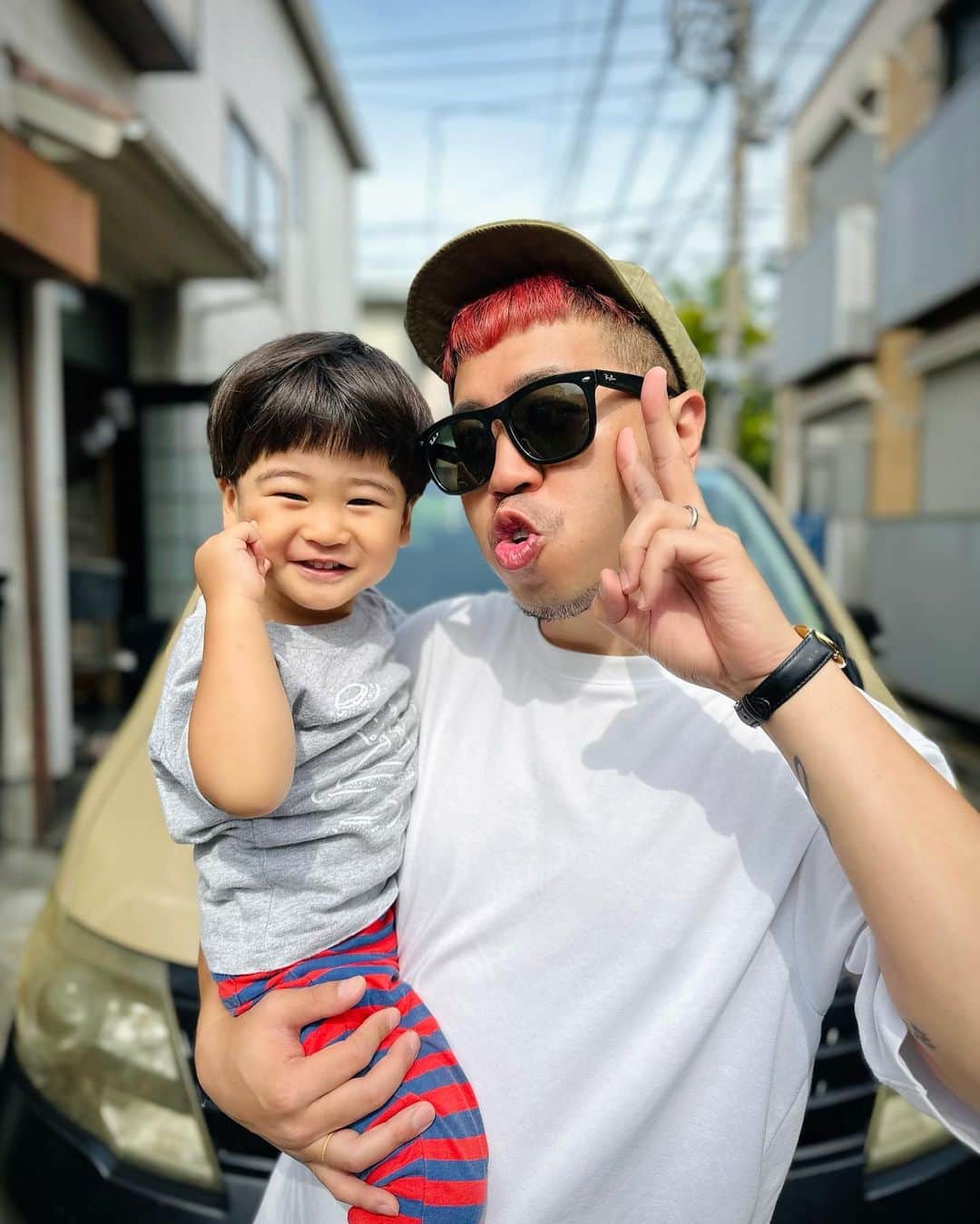 DEppaさんのインスタグラム写真 - (DEppaInstagram)「🎁🎂✨  今日はミニだんご2歳の誕生日㊗️🎉  おめでとーーー！💓💓💓  朝、大阪に向かうのに肉を迎えに行ったら 「にぃにー！」って出てきてくれた❤️  ほんと可愛い😭💓叔父バカ炸裂🧔🏽‍♂️⚡️  ミニだんごの最近の口癖は「えと えと」w  誕生日当日だけどお父さんお借りしますw  今日は歯肉電の3人で大阪向かいます！👍🏽  気合い入れてメンバーカラー？の赤髪にしてみました🔥  本日は平日ですが シクラメンの音楽を聴きに、 顔を見に来てやってください！🙏🏽🦑🐙  Music club JANUSで19:00過ぎにライブします！  フラボ！宜しくねーーー！✨  #シクラメン #シクラ族 #シクライブ #大阪 #フラボ #THEFRANKBOX #MACKJACK #関西 #関西ラ族 #誕生日 #Birthday #Happy #ミニだんご #おめでとうありがとう #おめあり」6月30日 9時11分 - deppa_shikuramen