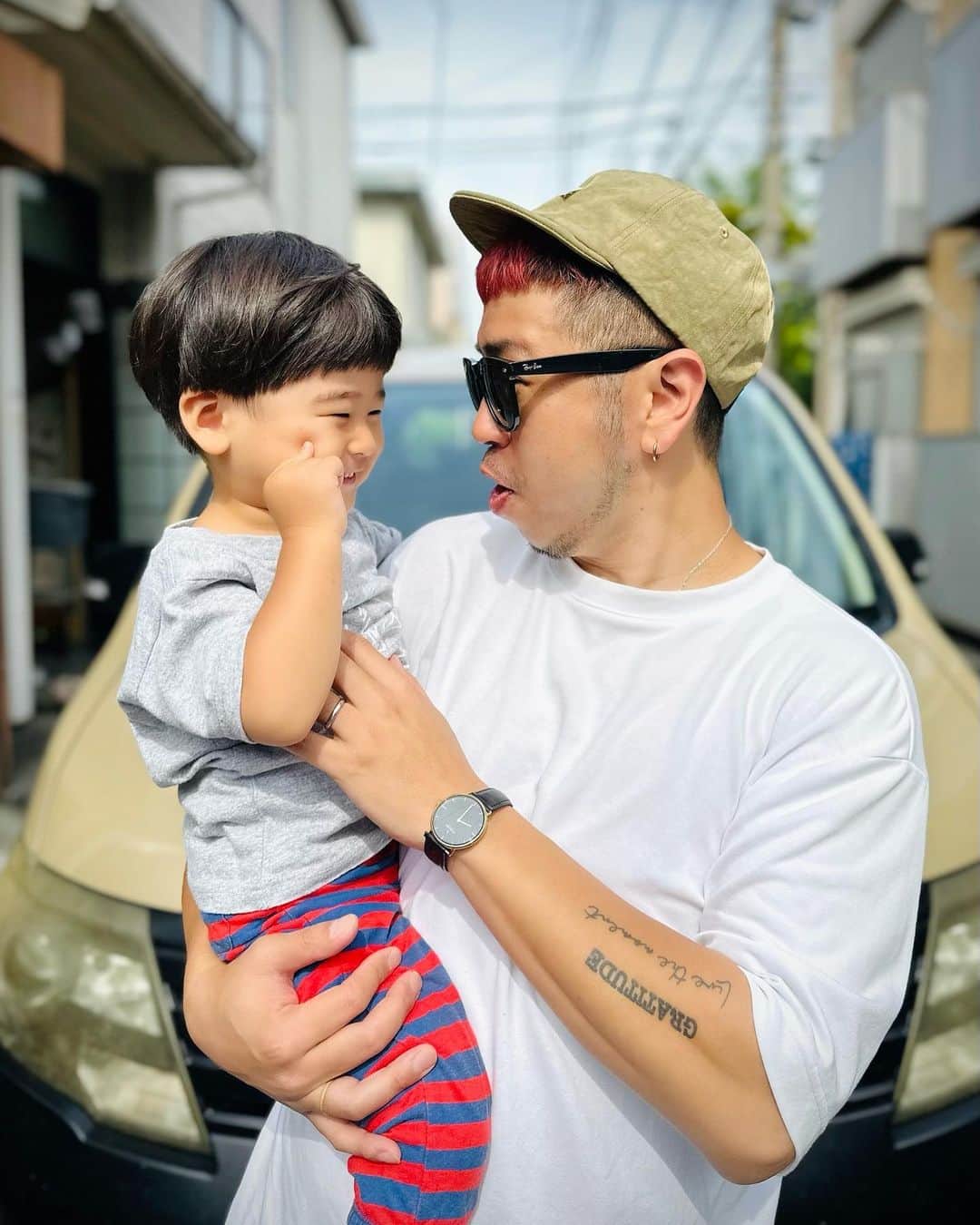のインスタグラム：「🎁🎂✨  今日はミニだんご2歳の誕生日㊗️🎉  おめでとーーー！💓💓💓  朝、大阪に向かうのに肉を迎えに行ったら 「にぃにー！」って出てきてくれた❤️  ほんと可愛い😭💓叔父バカ炸裂🧔🏽‍♂️⚡️  ミニだんごの最近の口癖は「えと えと」w  誕生日当日だけどお父さんお借りしますw  今日は歯肉電の3人で大阪向かいます！👍🏽  気合い入れてメンバーカラー？の赤髪にしてみました🔥  本日は平日ですが シクラメンの音楽を聴きに、 顔を見に来てやってください！🙏🏽🦑🐙  Music club JANUSで19:00過ぎにライブします！  フラボ！宜しくねーーー！✨  #シクラメン #シクラ族 #シクライブ #大阪 #フラボ #THEFRANKBOX #MACKJACK #関西 #関西ラ族 #誕生日 #Birthday #Happy #ミニだんご #おめでとうありがとう #おめあり」