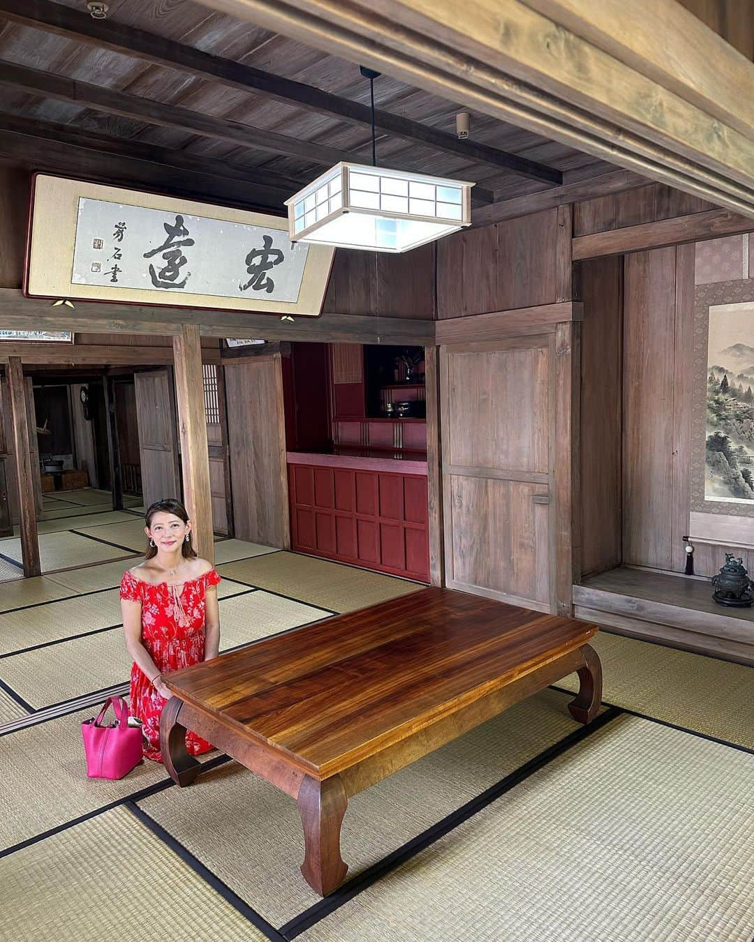 箕輪玖美さんのインスタグラム写真 - (箕輪玖美Instagram)「世界遺産 中城城跡🏯 ・ ・ 広大で高台にあるので、チケット売場から城跡まで無料カートで送ってもらえる😃 ・ ・ 14世紀中頃、築城家の名手と言われた護佐丸が築いたとされるお城は、大規模で美しく見晴らしも最高✨ 見応えたっぷりの城跡に感動しきり😊 ・ ・ その後は近くにある、国指定重要文化財  中村家住宅へ🏠 ・ ・ 戦前の沖縄の住居建築の特色を全て備えている建物で、ノスタルジックな居心地😊 物が限られていた中で、知恵と工夫が素晴らしく発揮された完璧ではないかと言うレベルのSDGSな造りと暮らし✨✨✨ 有料ですが、ガイドさんに案内して頂くのをオススメします😉 ・ ・ 汗だくで観光した帰りには、お気に入り 千日のぜんざいでクールダウン🍧 美味しかった〜🥰  #中城城跡 #世界遺産 #中村家住宅 #重要文化財建造物 #沖縄観光 #グスク #お城好き #お城好きな人と繋がりたい #worldheritage #okinawa #ぜんざい #千日 #楽しい1日 #旅ジョ #旅スタグラム #アラフィフ女子 #箕輪玖美」6月30日 9時15分 - kumi.111