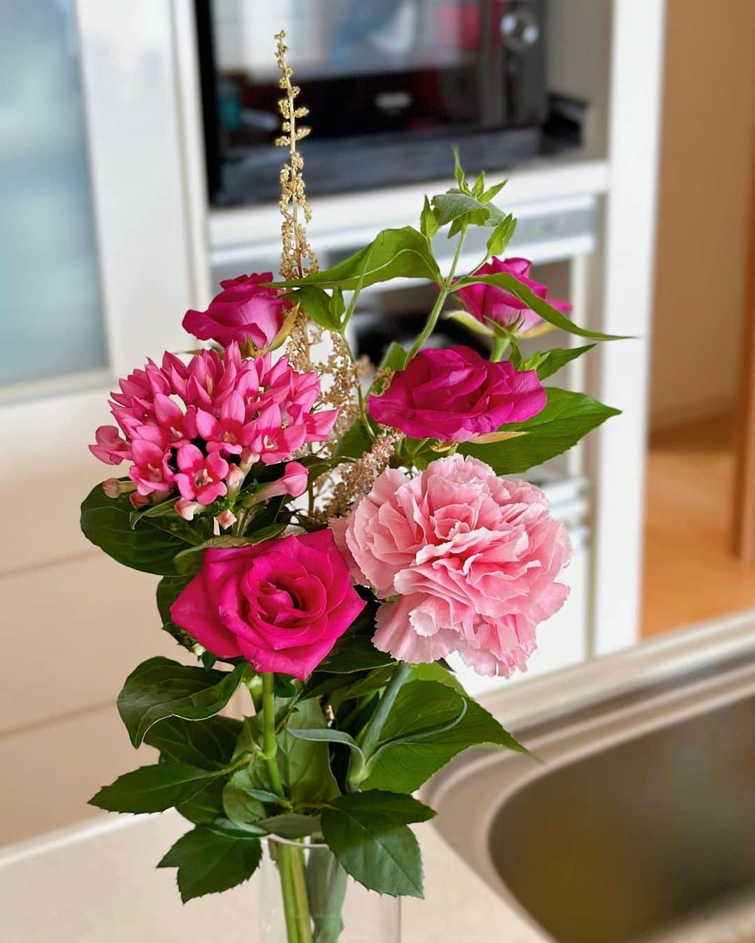 ochikeronのインスタグラム：「My favorite color is pink 💖 What is your favorite color?  3rd 4th pic by 👧🏻 Me and my son are in the pic looking at flowers 💐  Kids made Tanabata wishes 🎋Details about the event is in stories @ochikeron   Sad news, my parents are infected with coronavirus, NOW… But I know many people saying the same thing. We still need to be very careful. My dad was coughing last weekend, then my sis got high fever, lastly my mom on Wednesday… I heard she could get up yesterday. Praying for the fast recovery ❤️‍🩹」