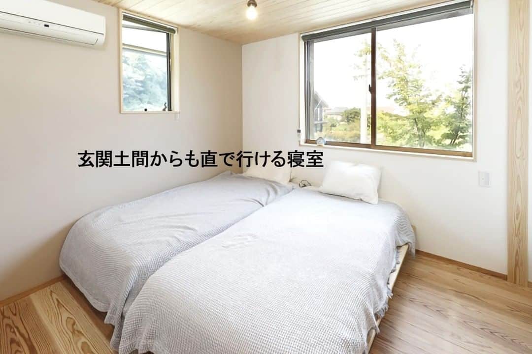 Yasuhiro Arimuraさんのインスタグラム写真 - (Yasuhiro ArimuraInstagram)「玄関土間からも直で行ける寝室。朝起きたら、すぐに外に出て運動しても気持ちよさそう。疲れて帰って来て一刻も早く寝たかったり、酔っ払って帰って来てすぐにでも寝たかったり、なんて時にも便利そうです。 すっきりとした寝室は、シンプルに丁寧に仕上げています。  2階は子ども部屋だけのスペース。 どういう家族構成になってもレイアウトしやすいように、あえて何も仕切らない空間にしてあります。お子さんの成長に合わせて仕切るか仕切らないかを考えるスタイルです。 吹き抜けから1階の様子が分かるようにしてあり、家族の気配を感じられます。  more photos... 👉 @yasuhiro.arimura #光と風 #sumais #リビング #明るいリビング #注文住宅 #家づくり #土間キッチン #造作建具 #ウッドデッキ #マイホーム #マイホーム計画 #木の家 #住まい #新築 #オーダーメイド住宅 #鹿児島 #工務店 #工務店がつくる家 #工務店だからつくれる家 #設計事務所 #子育て #自然素材 #賃挽き製材 #デザイン #暮らし #暮らしを楽しむ #シンプルな暮らし #丁寧な暮らし #田舎暮らし #instahouse」6月30日 9時23分 - yasuhiro.arimura