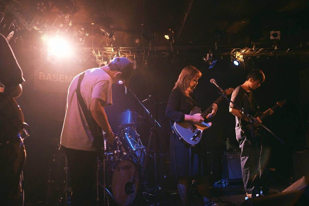 のインスタグラム：「シンガポールを拠点とするシューゲイズ〜インディー・ロック・バンド、Blush ( @blush__band )。  To’morrow Records、Fastcut Records、Nothing Feels Real主催のショーにて、シンガポールのSobs、Forests、そして日本で活躍するインディーバンドらと共に3日間の来日公演を行った。  Blushからのメッセージ🌼  東京で演奏できることにとても感謝しています。これを可能にしてくれたTo’morrow Records、Fastcut Records、Nothing Feels Realに感謝します！戻ってくるのが待ちきれません 💗  We’re so grateful to get to play in Tokyo. Special thanks to To’morrow Records, Fastcut Records and Nothing Feels Real for making it possible! Can’t wait to be back already 💗  📸@misanakagaki  #blushband #live #livemusic #music #band #tokyo」