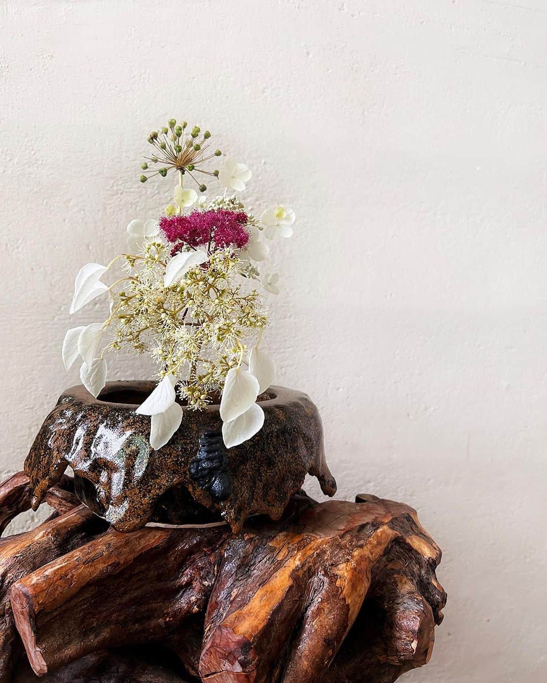 のインスタグラム：「Freshly picked flowers from the castle's garden and fireworks-inspired ikebana  for the 4th of July weekend 🏰🇺🇸🎇🎆."」