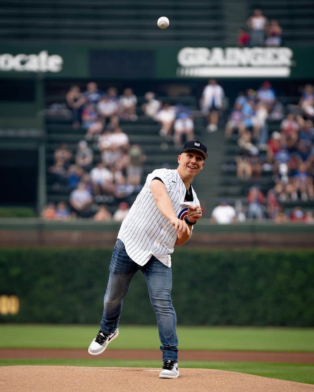 シカゴ・カブスのインスタグラム：「Painted the outside corner!   @jhnemechek, @harrisonburton12 and @stenhousejr opened NASCAR Night at Wrigley Field!」