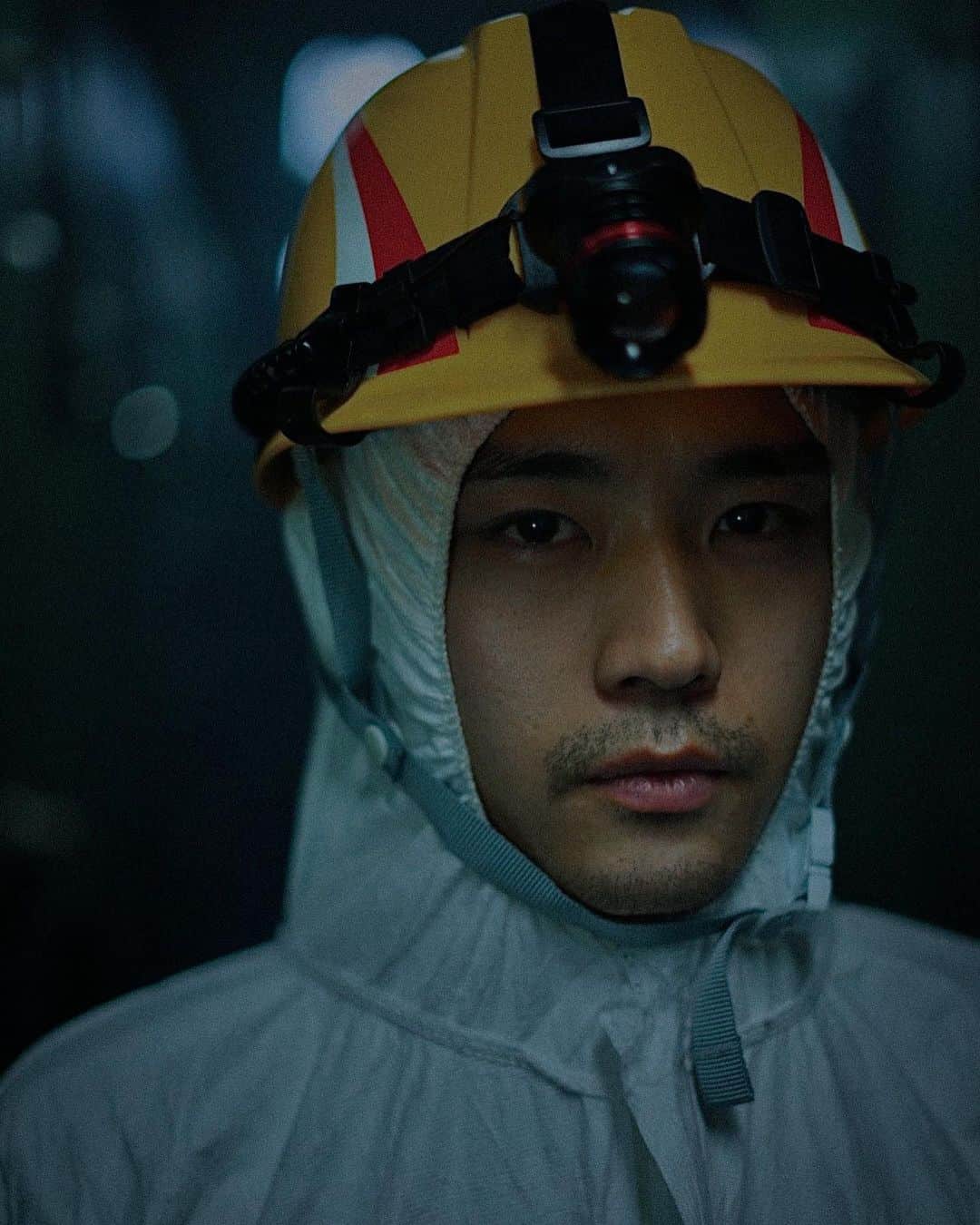 のインスタグラム：「Netflixドラマ THE DAYS   2011年3月11日、マグニチュード9.0の巨大地震が発生。日本の首都・東京から225キロにある福島第一原発を高さ15メートルの大津波が襲い、冷却機能を失った4基の原子炉が次々に暴走を始める。やがて、メルトダウン、水素爆発の連鎖的な危機が勃発し、福島第一原発は東日本壊滅も想定される最悪の事態に突き進んでいくのだった……。  写真は丸山智己さんに撮って頂きました！！　@tomomi.maruyama0327  ありがとうございます📸」
