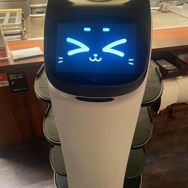 のインスタグラム：「ここやねんで新規導入！ 配膳ロボットです 岩出店にて活躍中！ ご来店お待ちしております。 #岩出グルメ　#和歌山お好み焼き　#和歌山グルメ　#お好み焼きはここやねん　#ここやねん　#京都お好み焼き　＃大阪お好み焼き　＃滋賀お好み焼き　#関西グルメ　#京都グルメ　#大阪グルメ　#滋賀グルメ　#関西ランチ　#京都ランチ　#大阪ランチ」