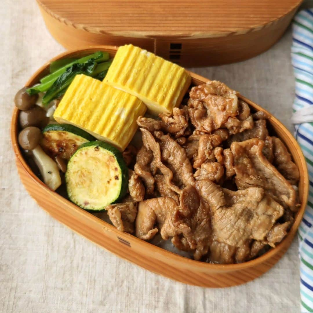 藤森夕子のインスタグラム：「おはようございます(^^)  今日の息子弁当は、のっけ弁当🍱  たくさん詰めるので のっけ弁当の日は、蓋が浮きますw  *豚こま肉焼き *だし巻き玉子 *小松菜としめじの出汁炒め *ズッキーニのソテー *ごはん一合  数が一つだったのもあるけど のっけ弁当は、作り置きしなくても作るの早い！w  あ、昨日のさつま揚げの煮物… 残さず食べて完食でした(^^♪  朝「今日も、元気に無事に過ごせますように」 と、蓋をしめて送り出し  帰宅後、お弁当箱の蓋を開ける時にホッと幸せを感じます。  さ！  金曜日！  週末に向けて今日もガンバロー💪✨  みなさん、素敵な一日になりますように(^^)  #お弁当#お弁当記録#息子弁当#男子高校生弁当#男子弁当#二段弁当#まげわっぱ#曲げわっぱ#部活弁当#スポーツ弁当#だし巻き玉子#自家製梅干し#手づくり箸入れ#ていねいな暮らし#てづくりおべんと#和食#obento#lunchbox#japanesefood#cooking#オベンタグラム#毎日お弁当#今日のお弁当#高校生弁当#まげわっぱ弁当#お弁当クラブ#家族弁当#親子弁当#クロワッサン普段弁当#大館工芸社」